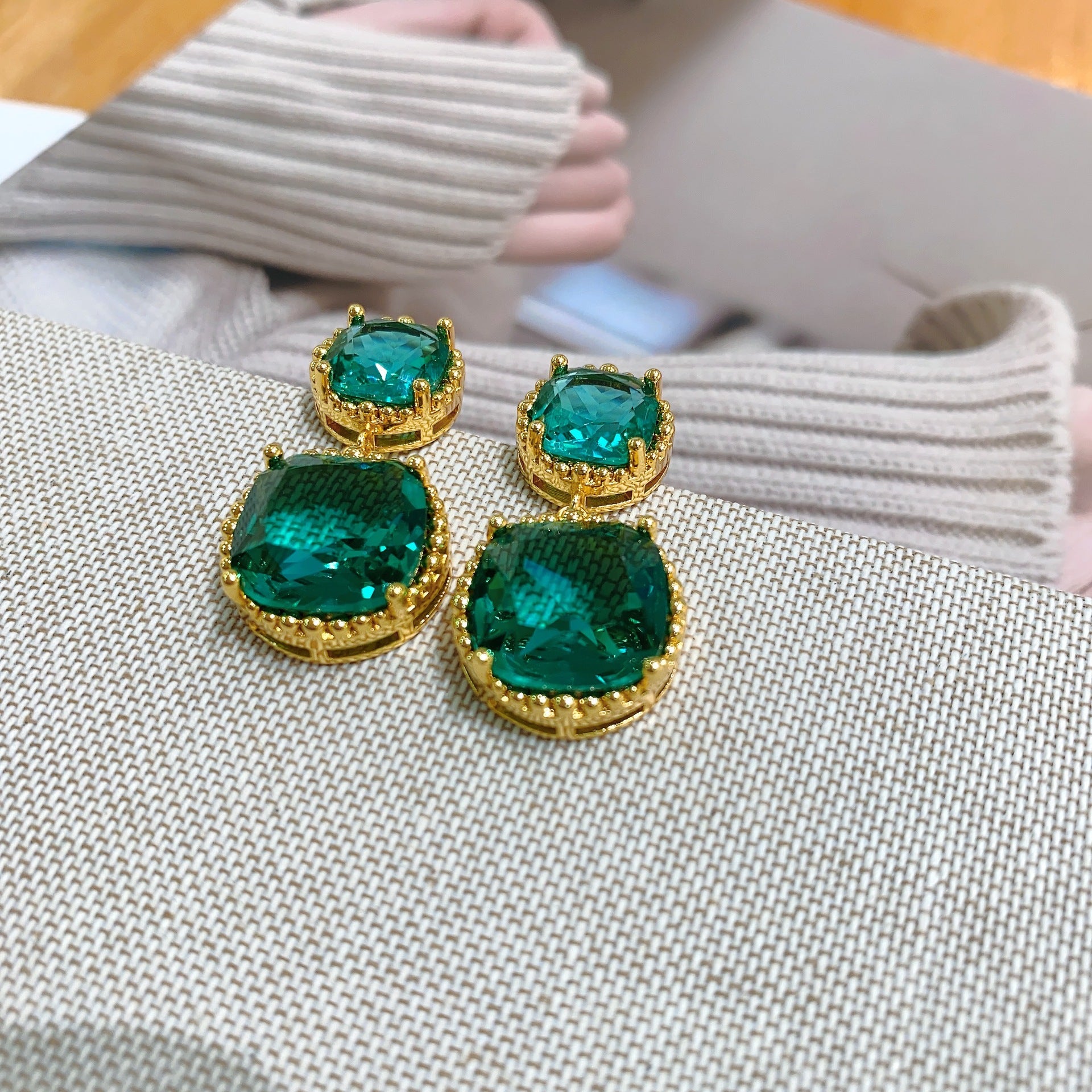 French retro emerald earrings European and American French style texture high sense unique light luxury exquisite Hong Kong style earrings women