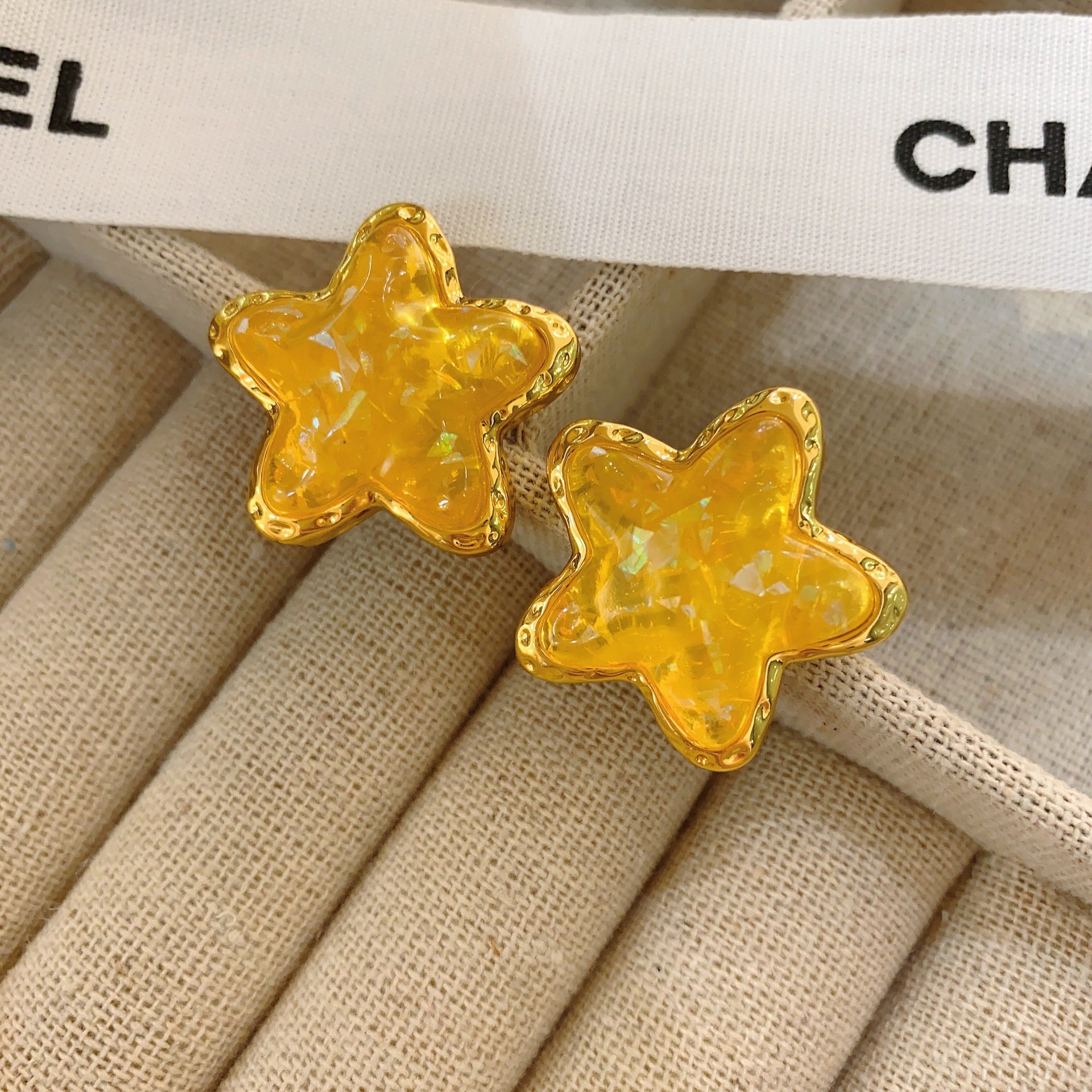 Milk yellow starfish ear clips can be worn without ear piercings. Medieval cute temperament, stars in the sea, girl earrings are versatile.