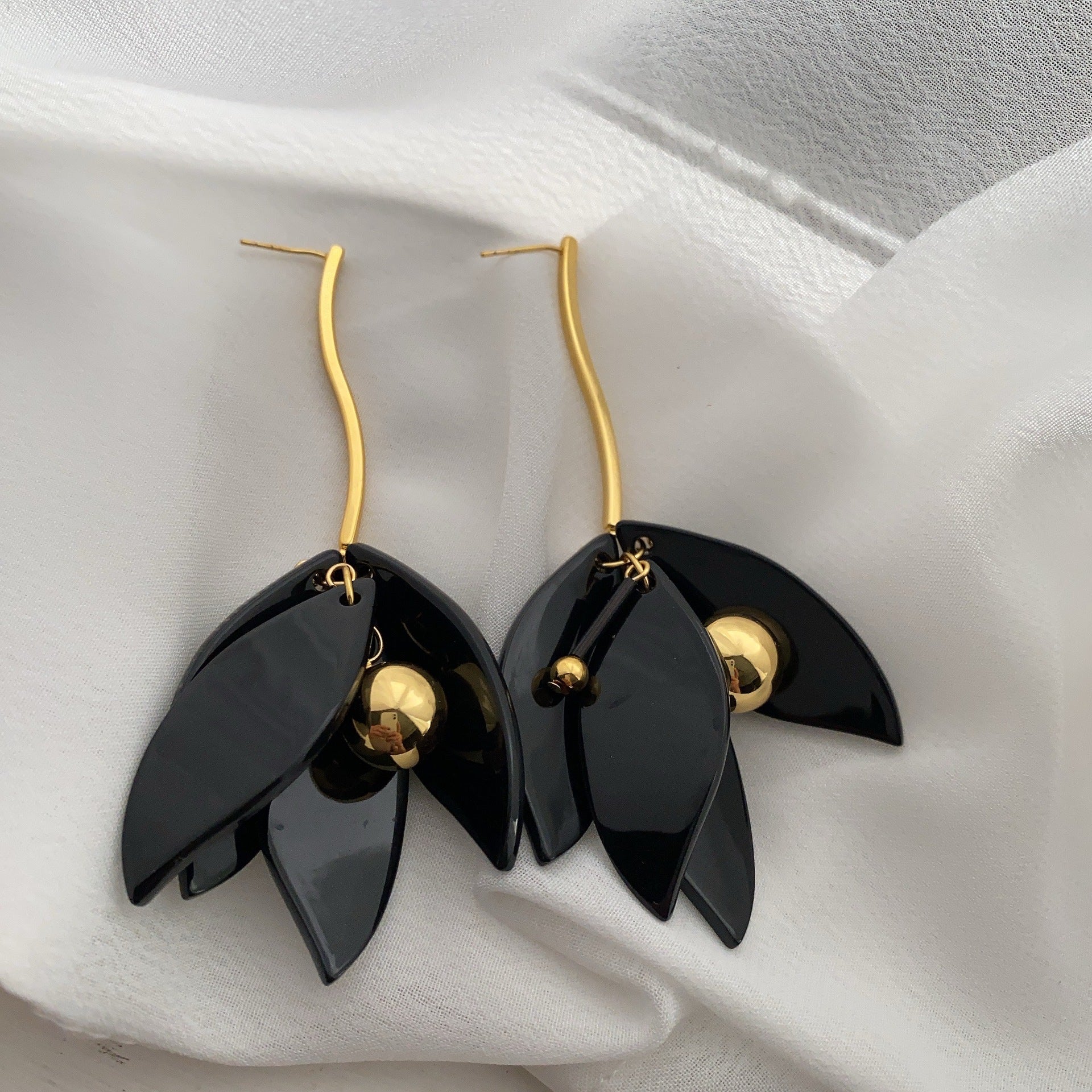 Personalized black leaves European and American exaggerated retro high-end stud earrings femininity niche fashion cold wind earrings