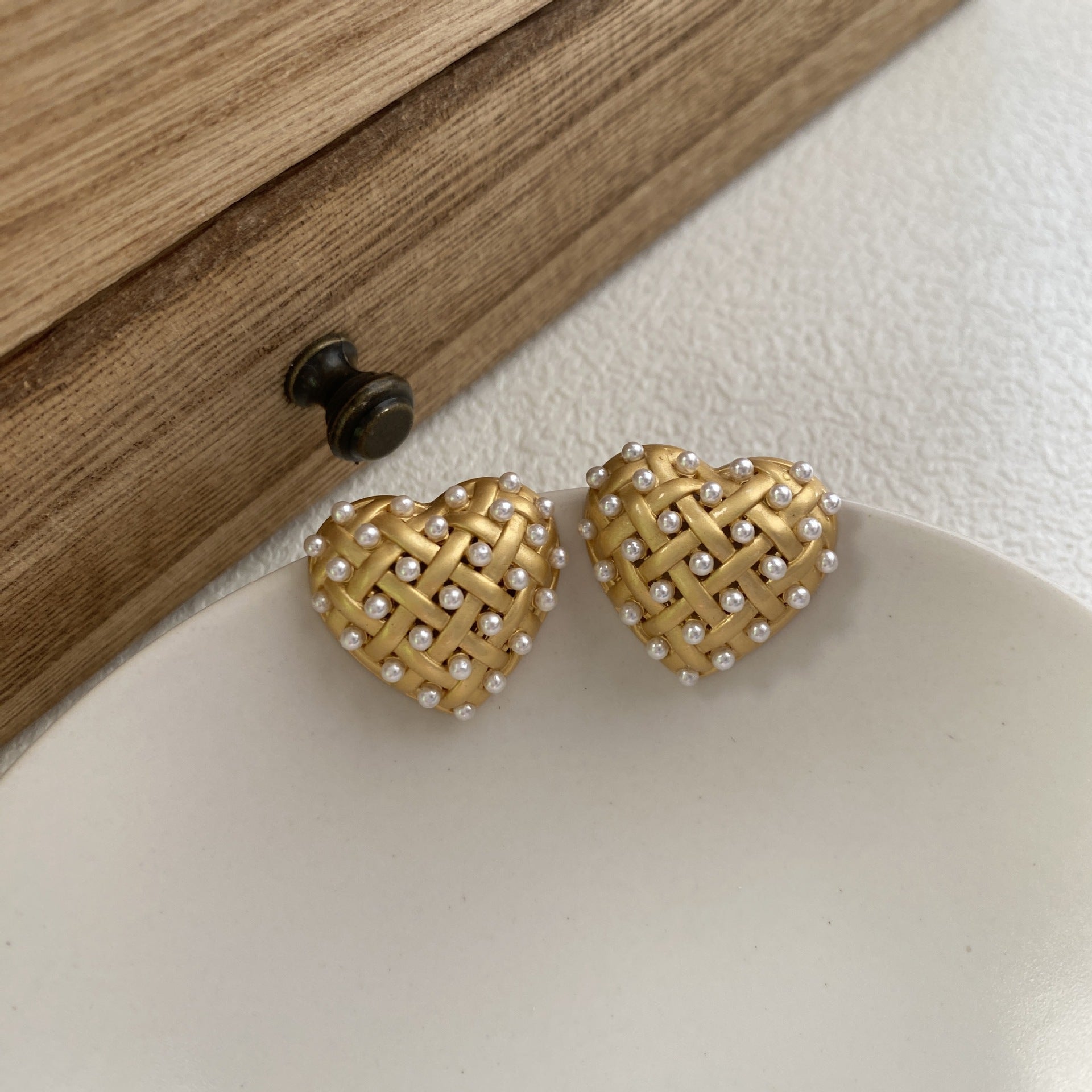 European and American French Xiaoxiangfeng heart-shaped earrings, retro high-end sense, light luxury, exquisite earrings, pearl small love explosion ears