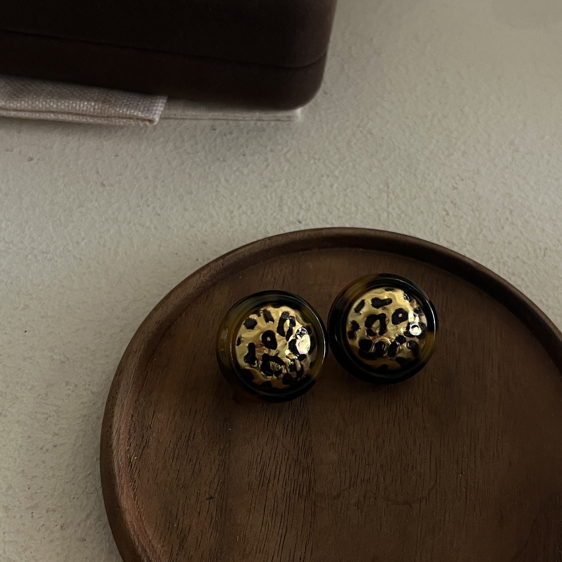 Leopard print resin stud earrings Maillard fashion European and American high-end ball retro autumn and winter atmosphere temperament jewelry women