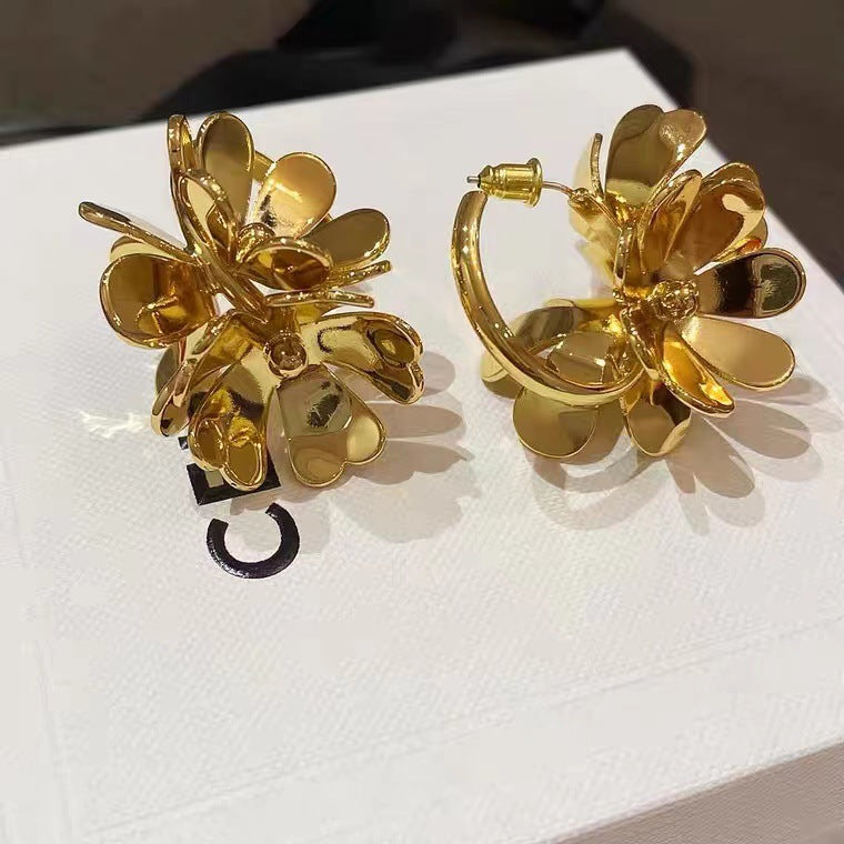 Beautiful, European and American light luxury high-end French retro petal metal flower earrings temperament light luxury stud earrings