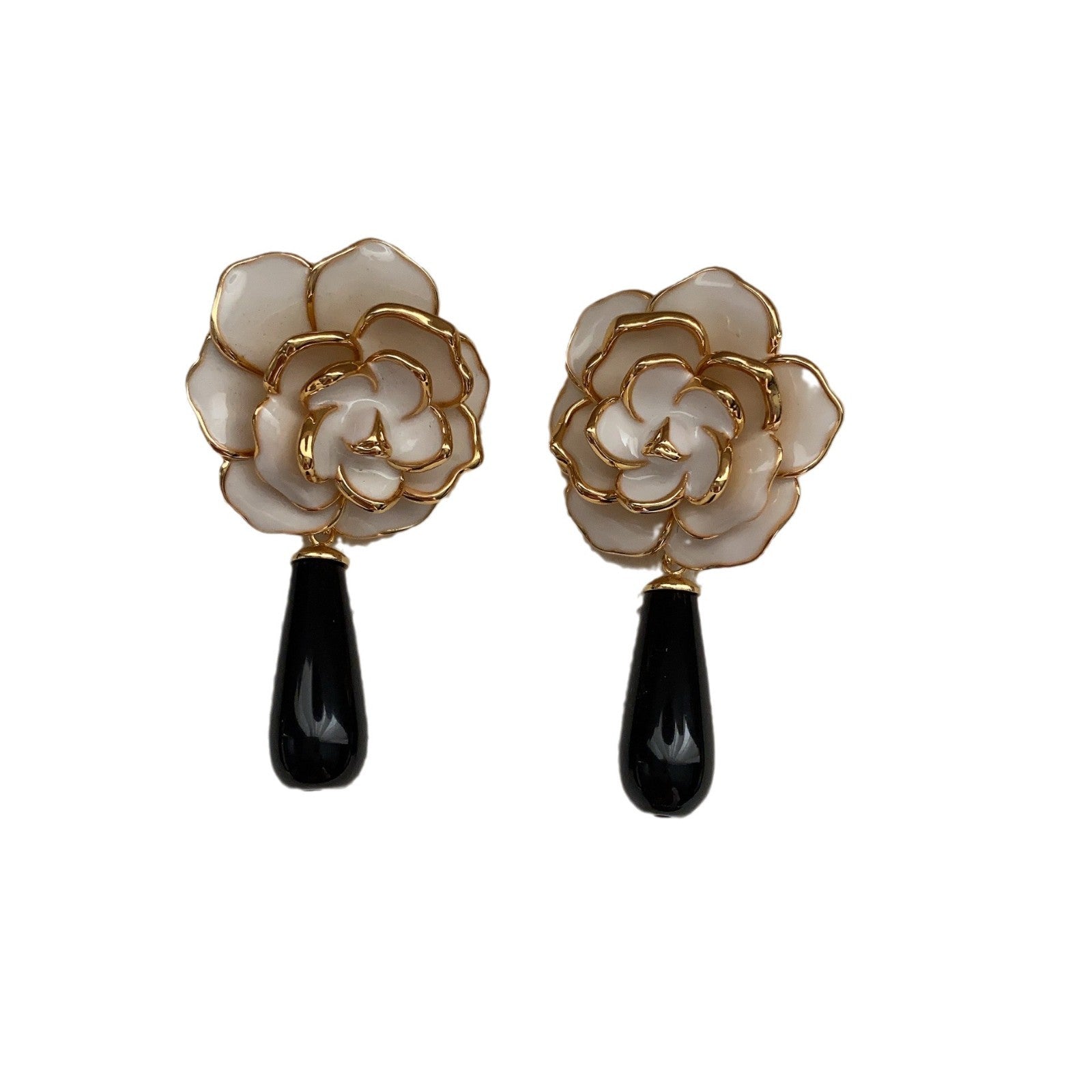 Elegant temperament Fashion dripping camellia earrings French versatile retro autumn and winter literary explosion high-end earrings