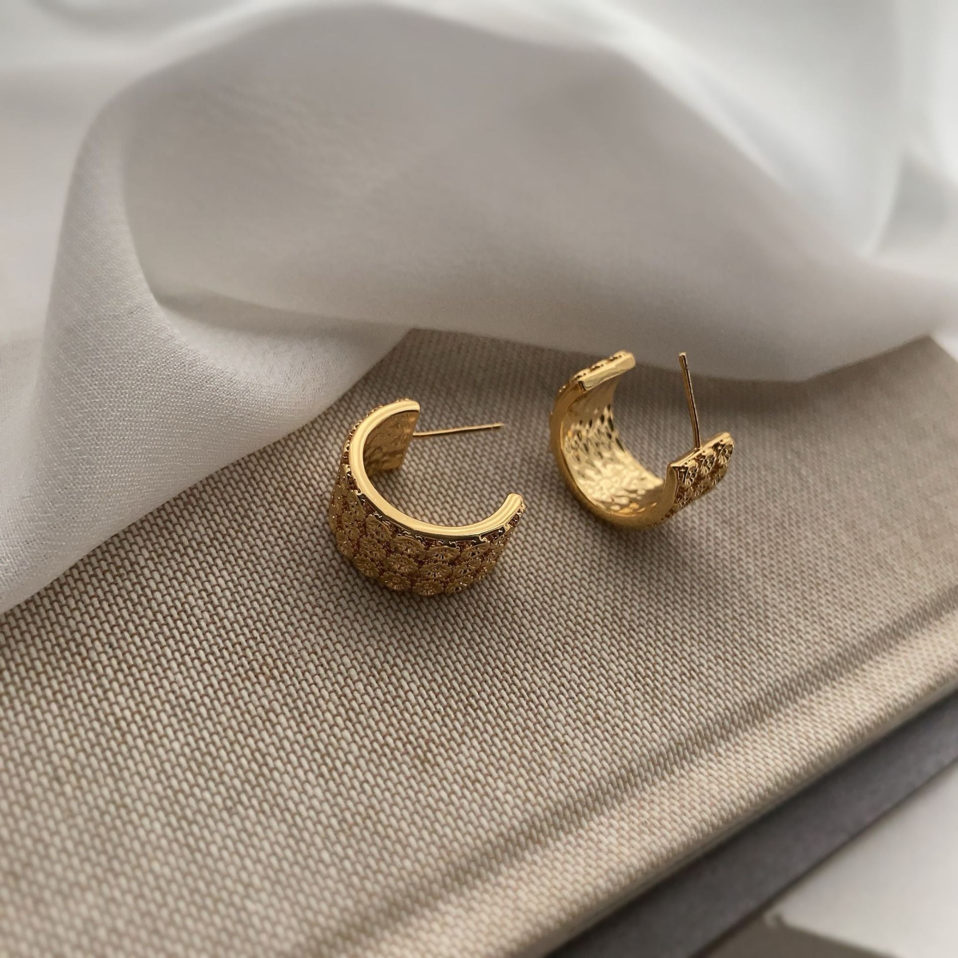 European and American fashion new popular C ring earrings, retro gold metal design, niche personality, versatile earrings