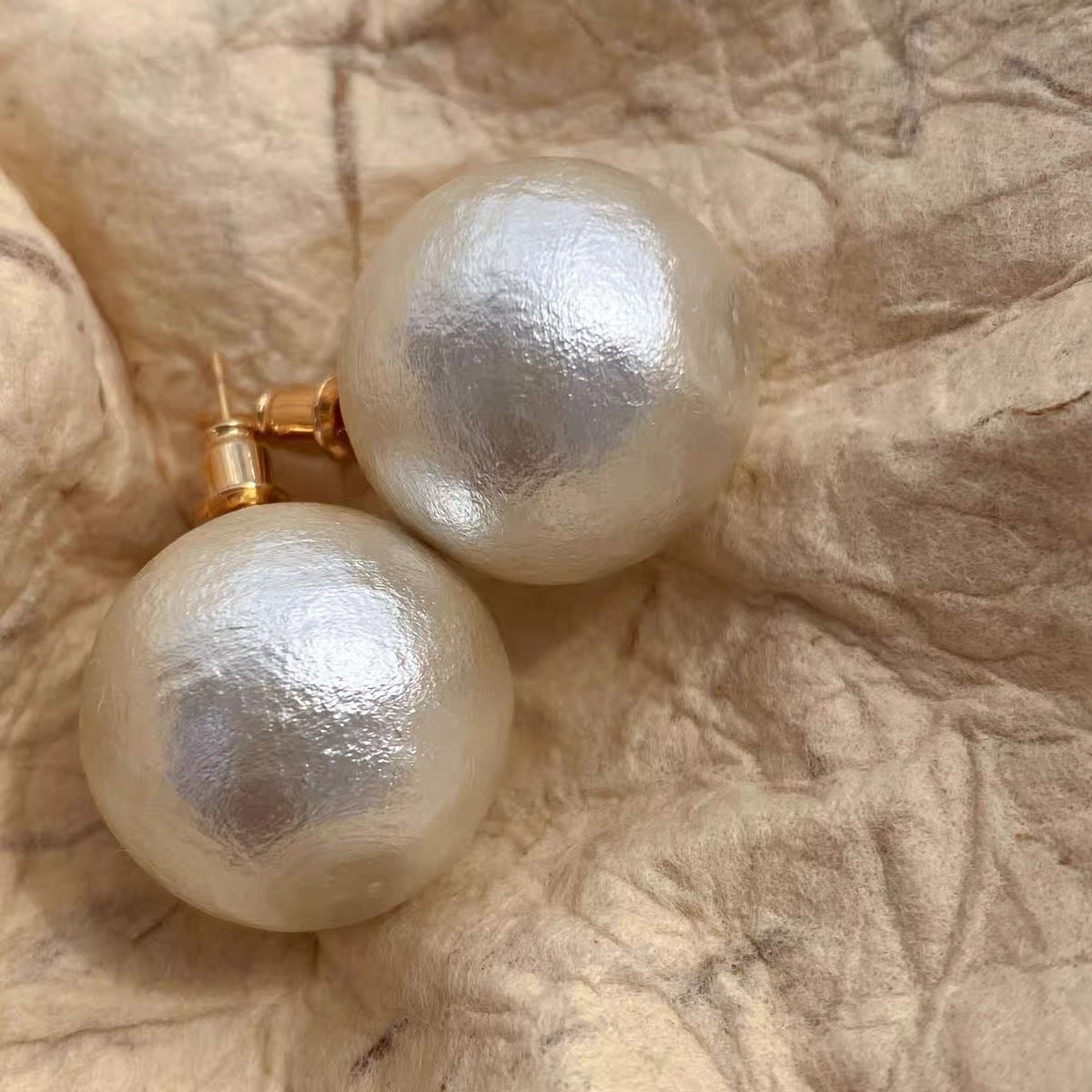 Celebrity with the same big pearl stud earrings for women's summer temperament full of French retro cotton earrings 2024 new earrings