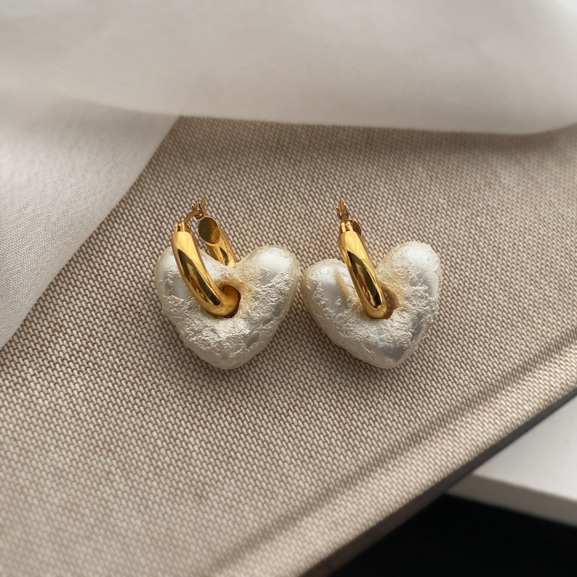 Autumn and winter new natural resin stud earrings milk white temperament niche design love shape ear buckle versatile earrings women