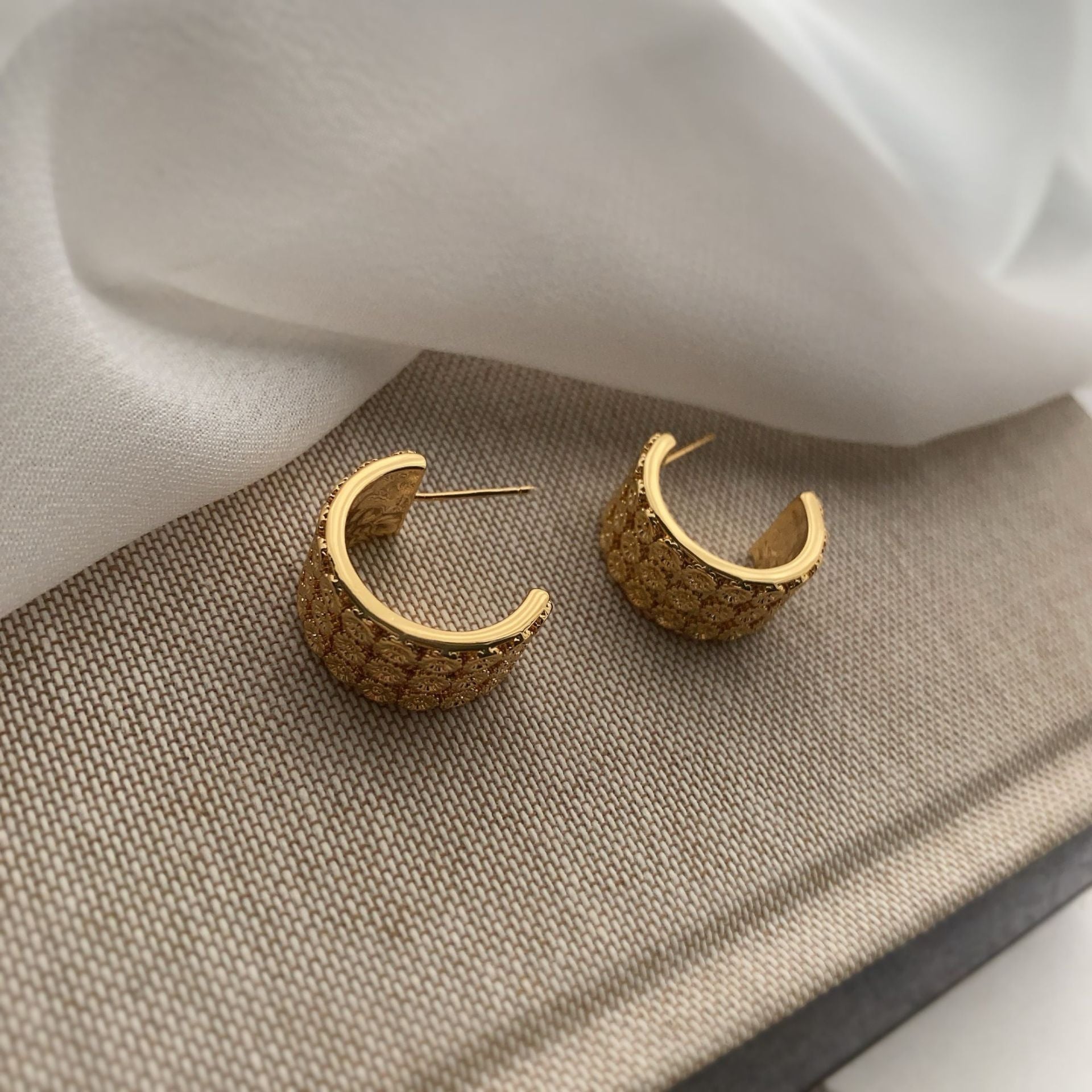 European and American fashion new popular C ring earrings, retro gold metal design, niche personality, versatile earrings