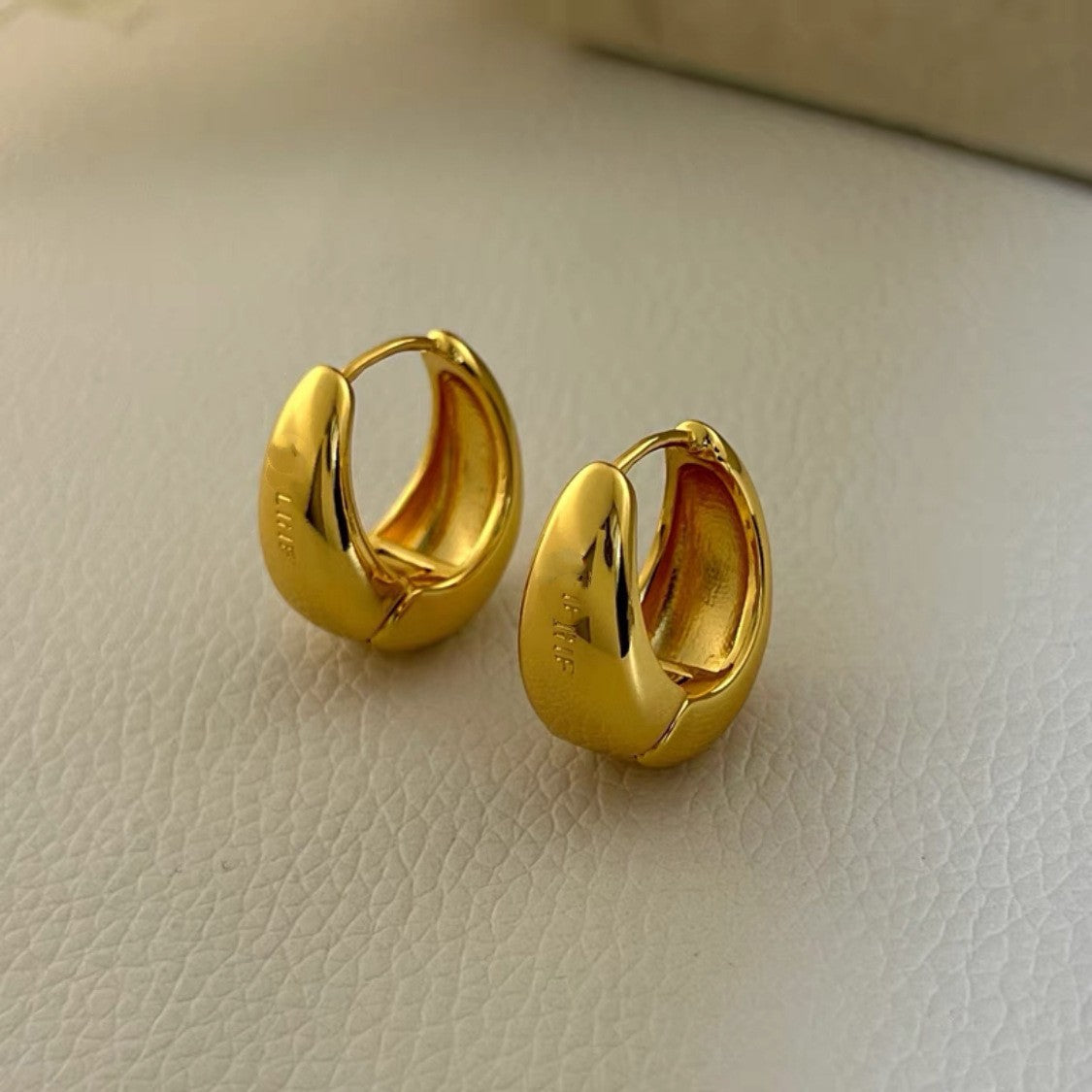 Unique niche French retro cold wind high-end ear buckle brass 22K real gold simple circle temperament earrings