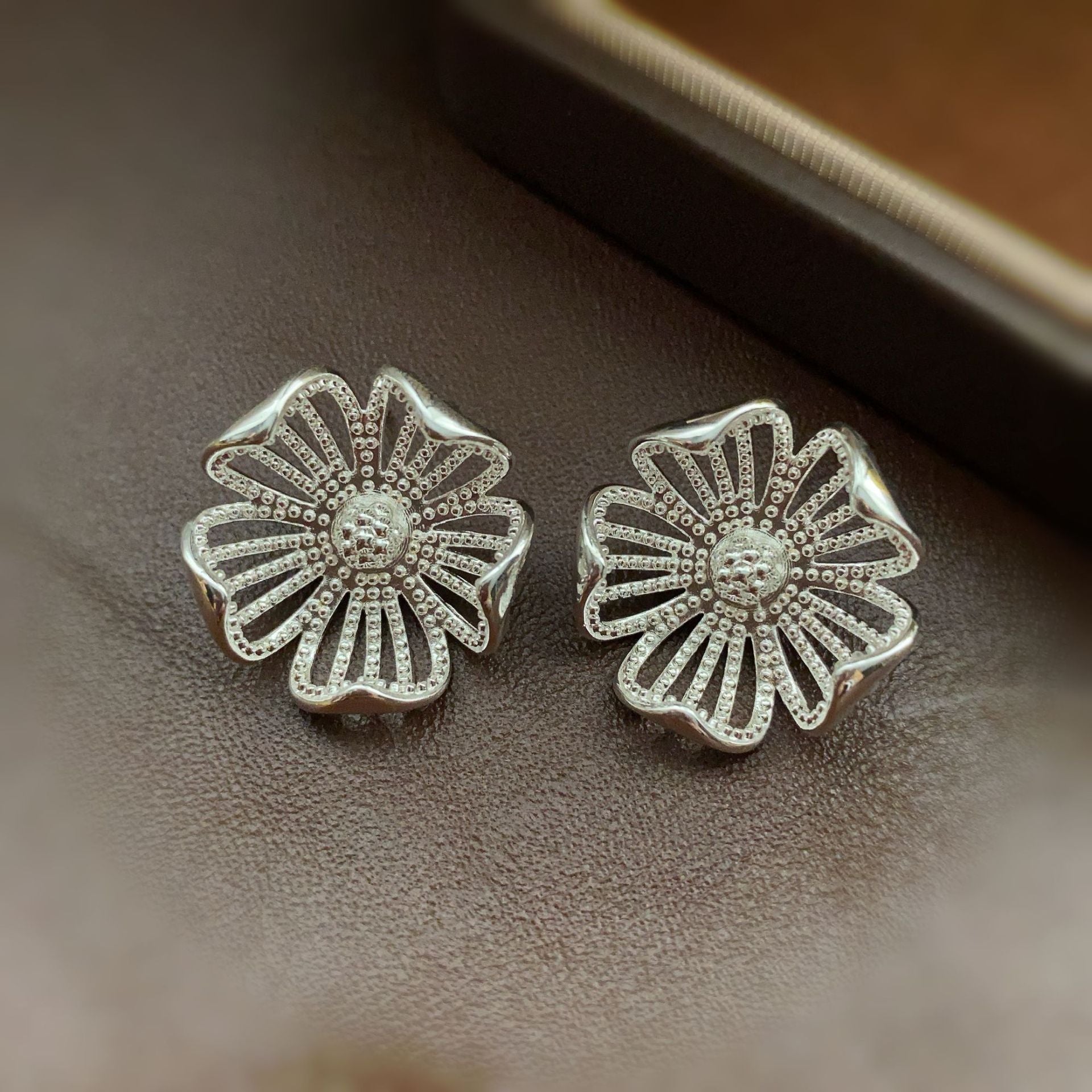 French retro premium hollow flower earrings women's cold premium atmosphere big flower Korean stud earrings