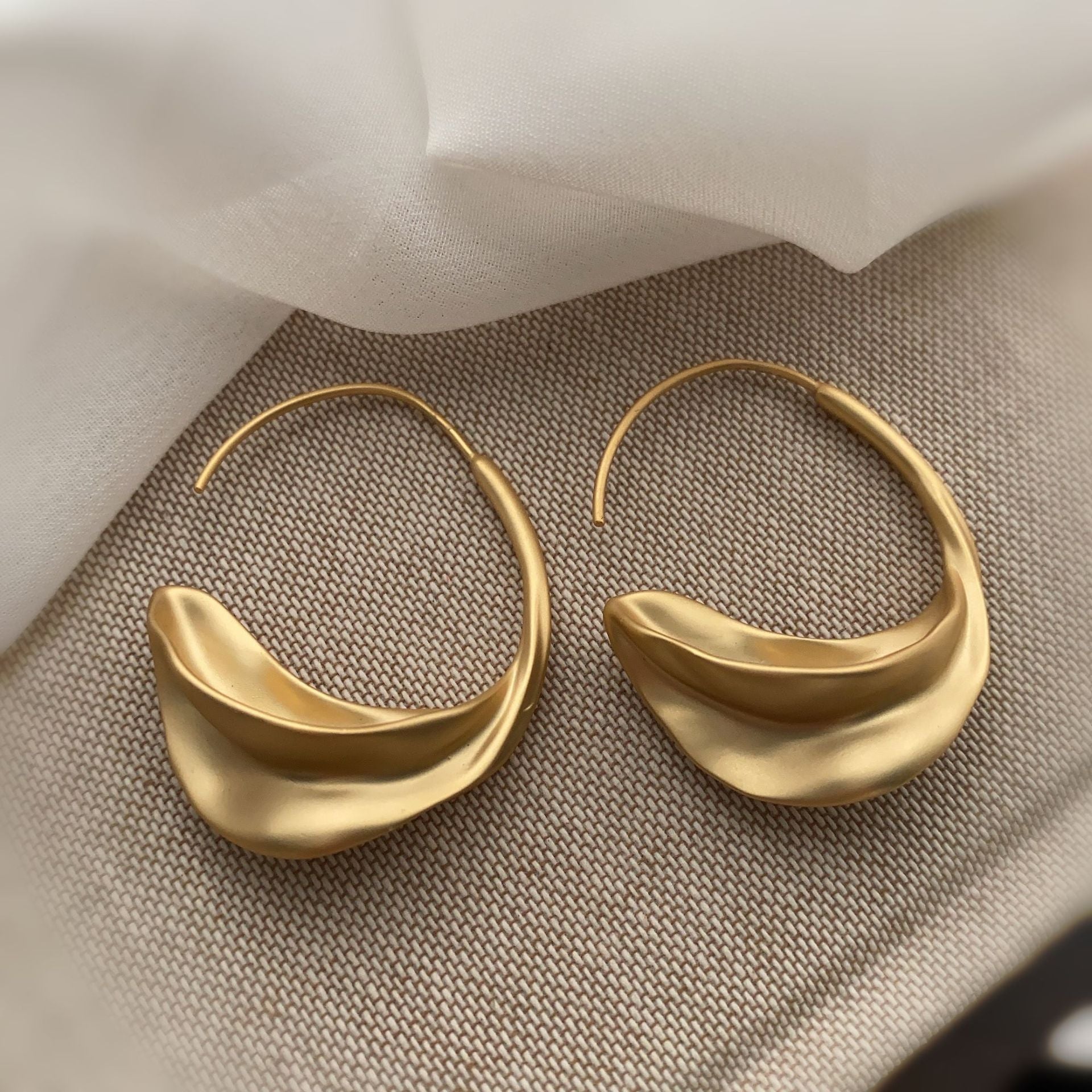 French personality exaggerated gold half arc three-dimensional retro big earrings niche design sense European and American style trendy earrings women