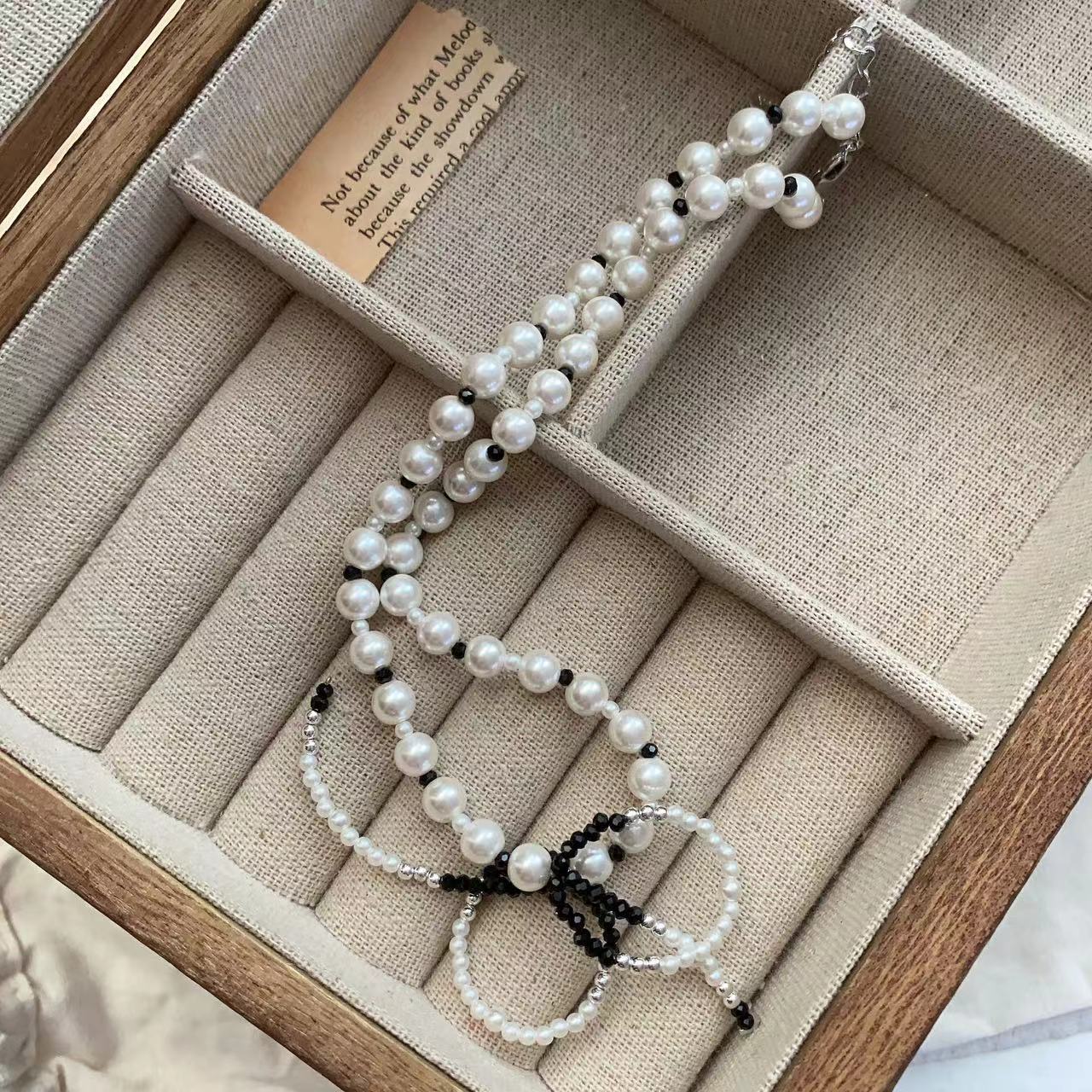 Black and white pearl bow necklace beaded contrasting pearl necklace temperament advanced temperament French new necklace