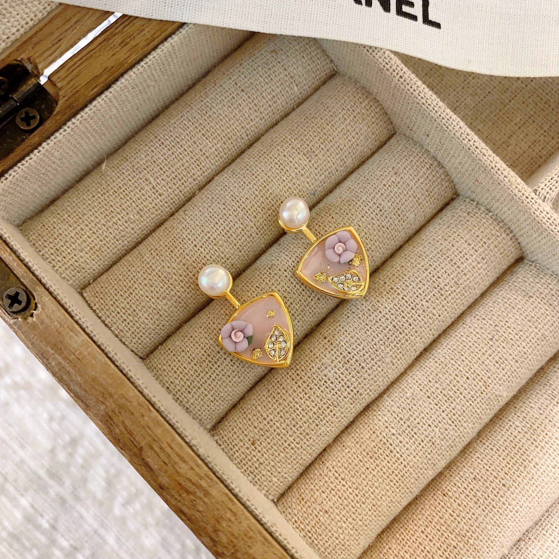 Medieval Baroque pearl earrings French oil painting frame flower stud earrings court style light luxury retro literary earrings