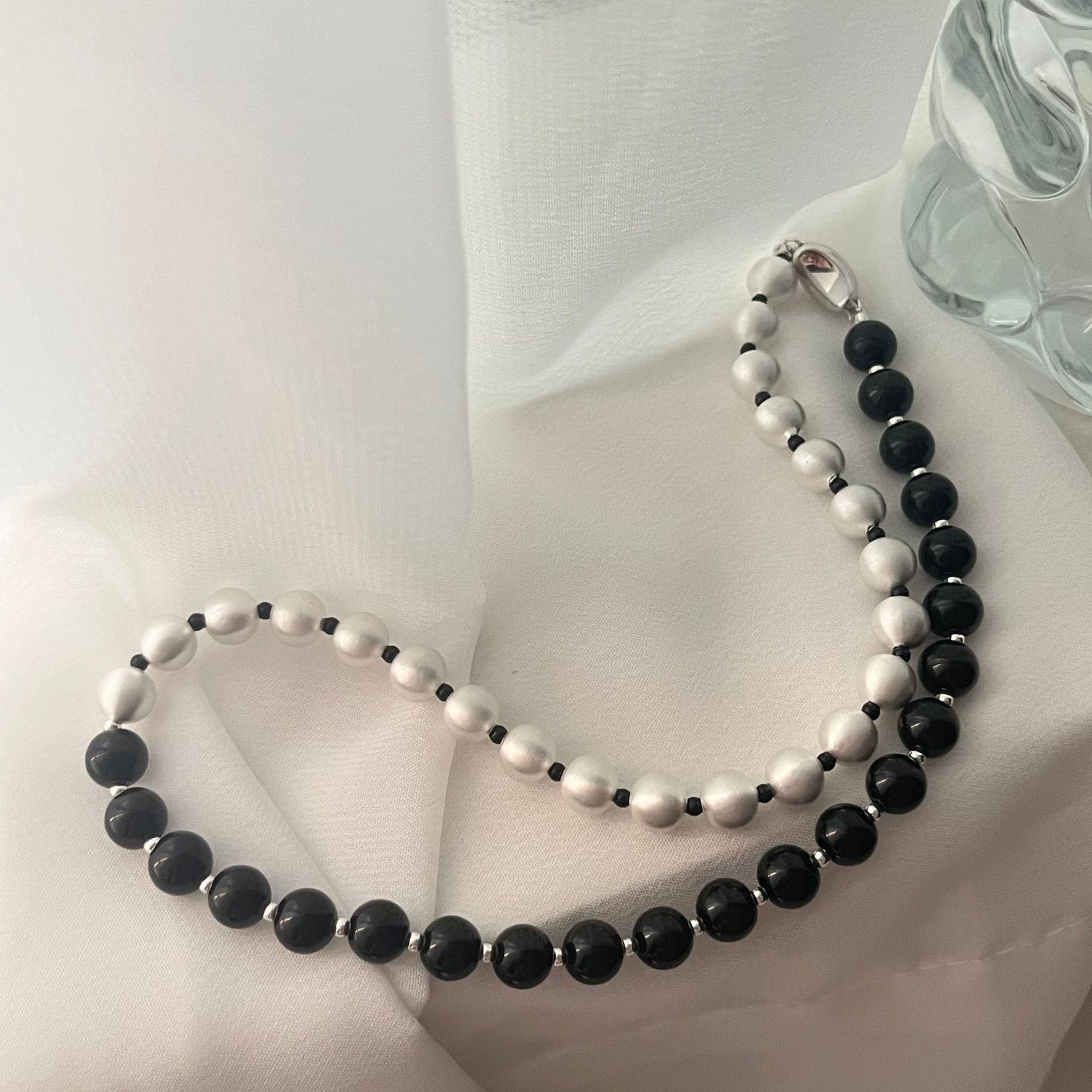 Niche unique design black and white beaded necklace metal brushed round bead double spell premium light luxury ins wind collarbone chain