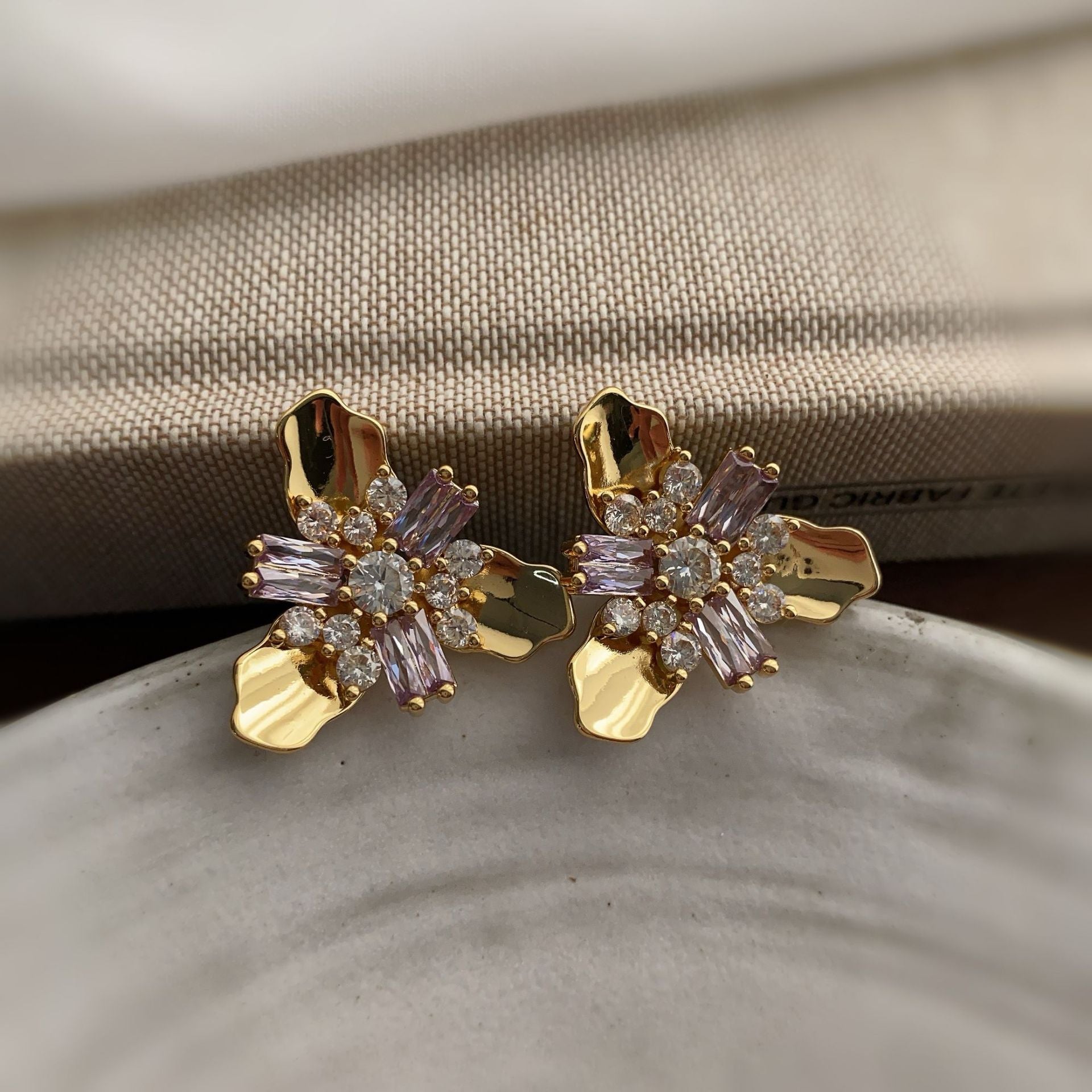 Autumn and winter new metal petal zircon stud earrings temperament advanced sense simple fashion light luxury French Internet celebrity earrings women