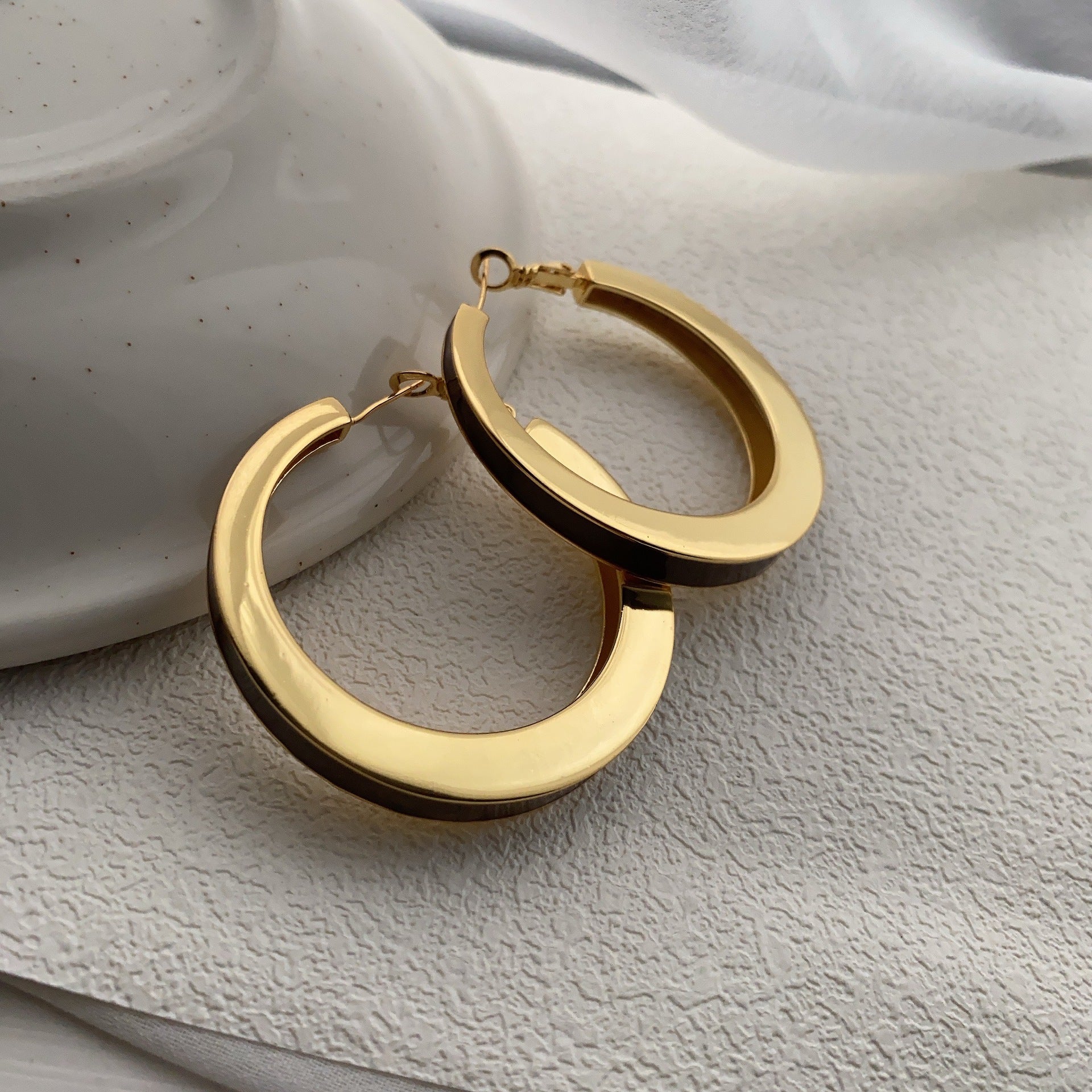 French niche design retro premium earrings metal circle ear buckle fashion temperament simple European and American geometric earrings