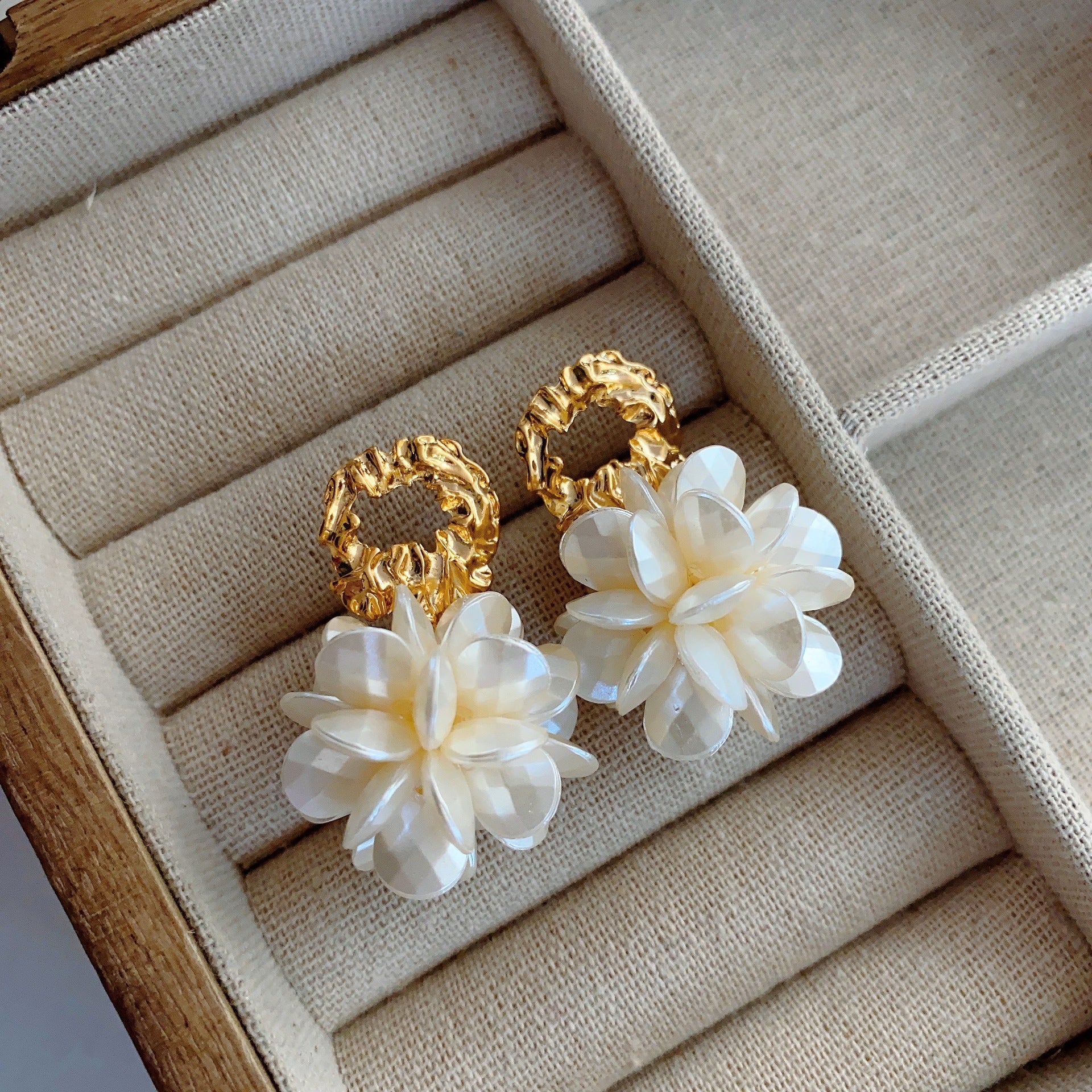 Retro temperament flower stud earrings, personalized high-end earrings, light luxury atmosphere design, niche earrings, unique earrings