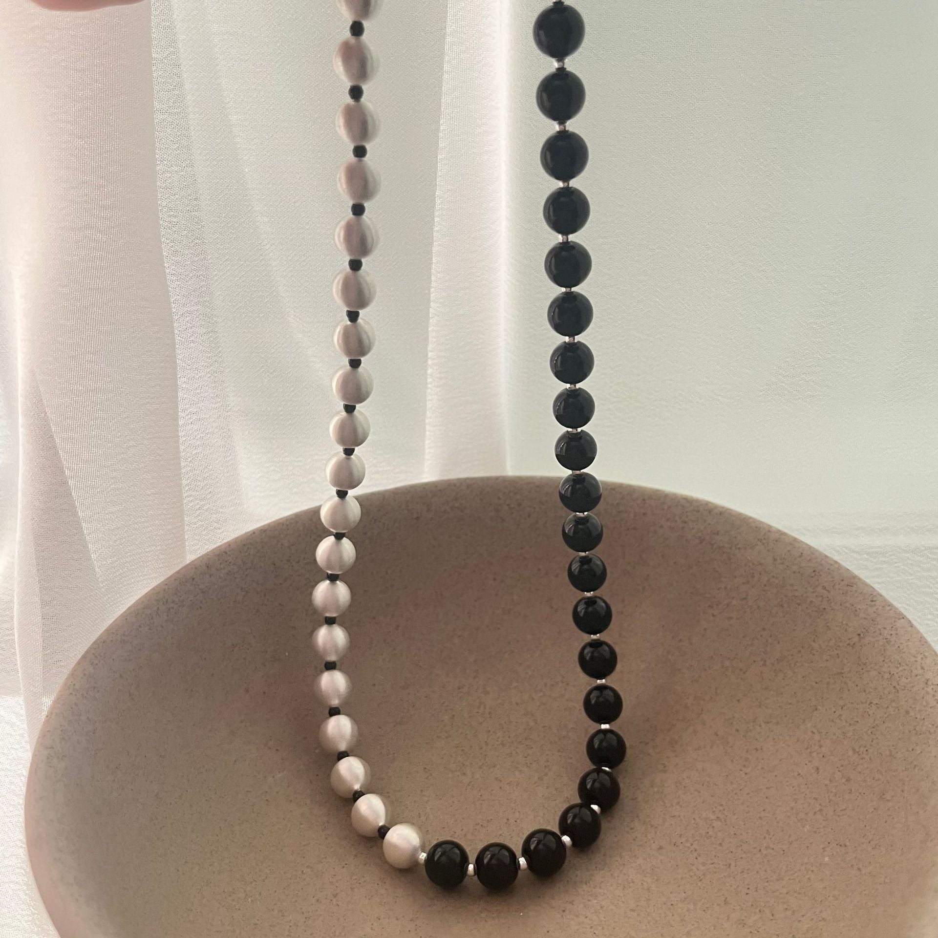 Niche unique design black and white beaded necklace metal brushed round bead double spell premium light luxury ins wind collarbone chain