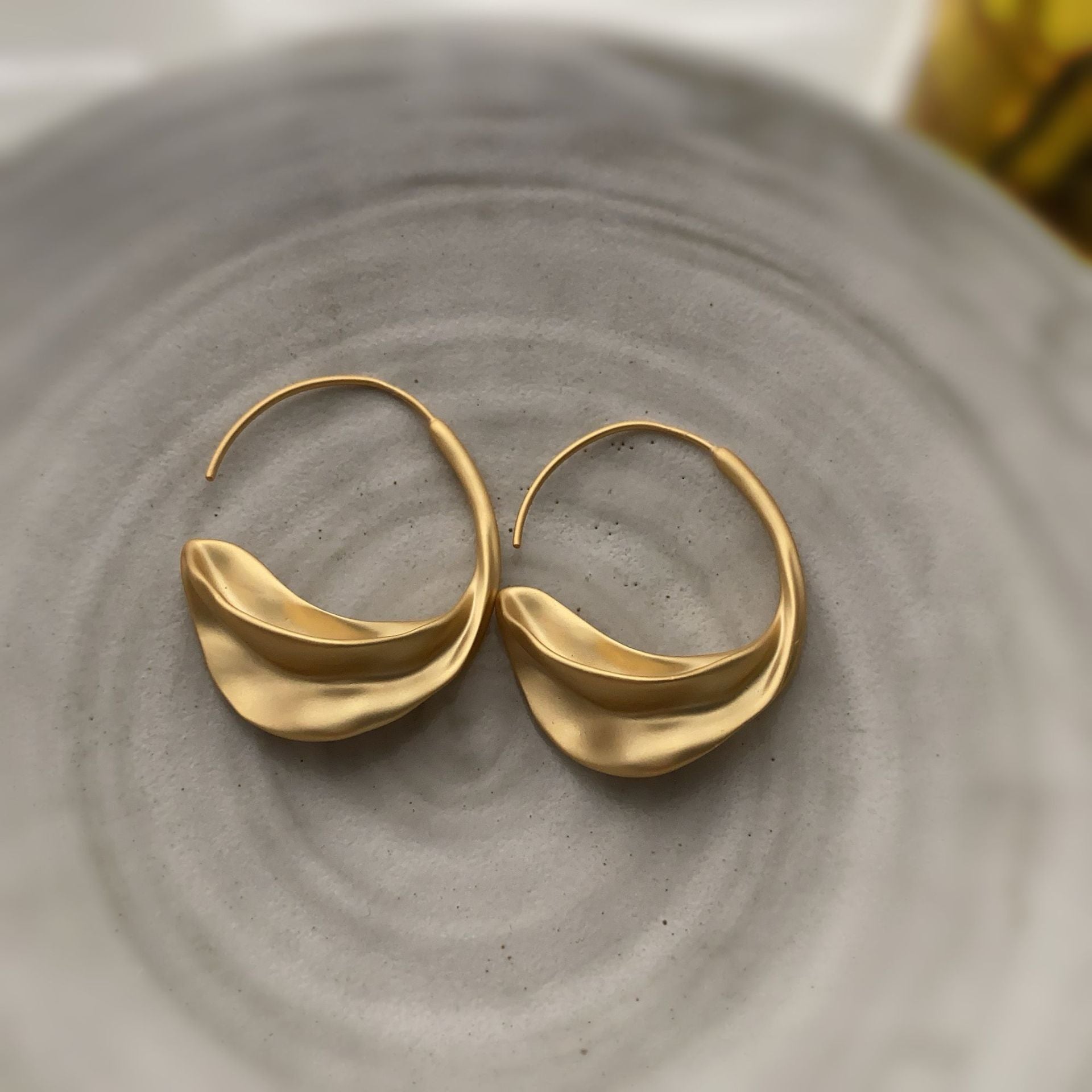 French personality exaggerated gold half arc three-dimensional retro big earrings niche design sense European and American style trendy earrings women