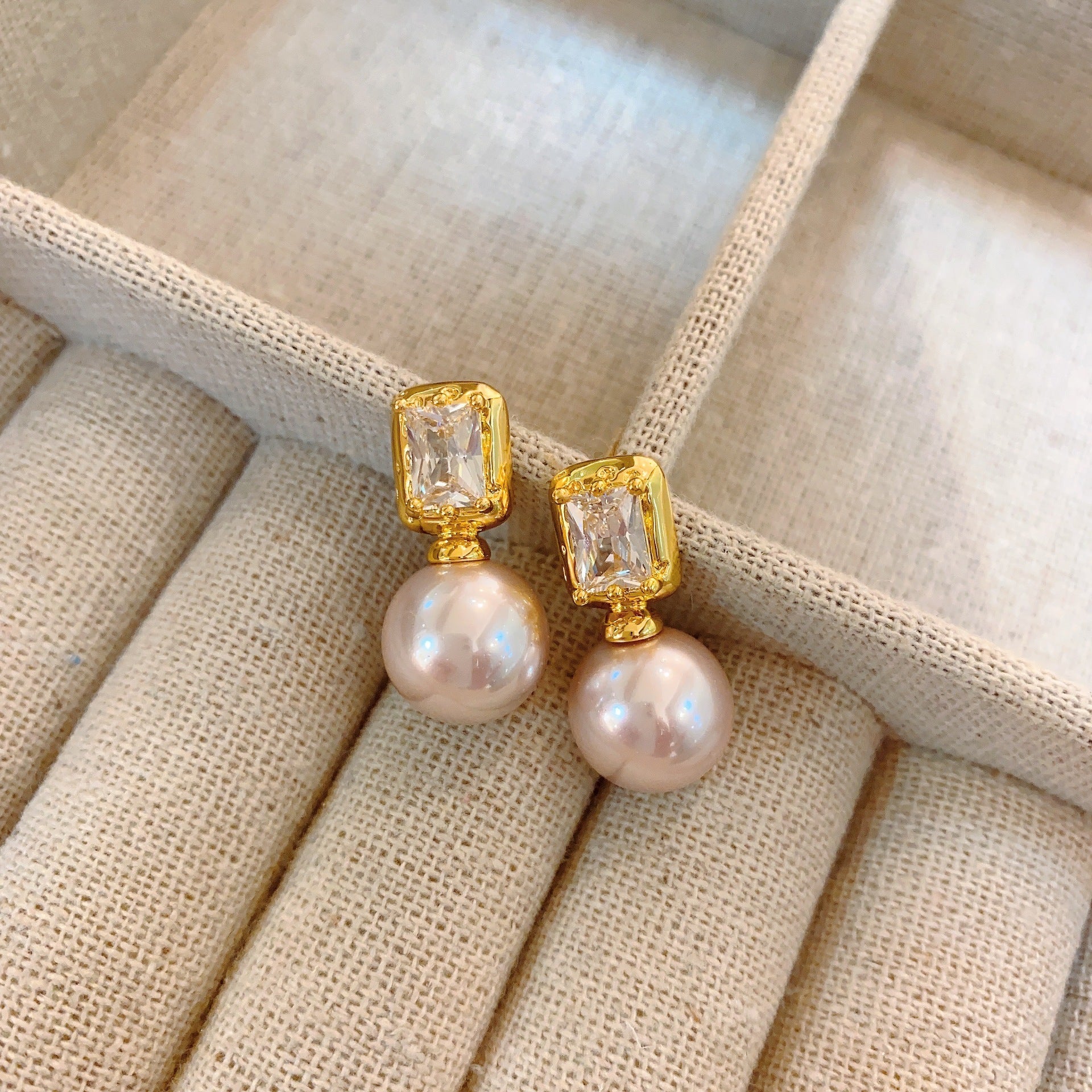 Niche design pearl stud earrings for women French temperament retro light luxury zircon earrings design high-end earrings for women