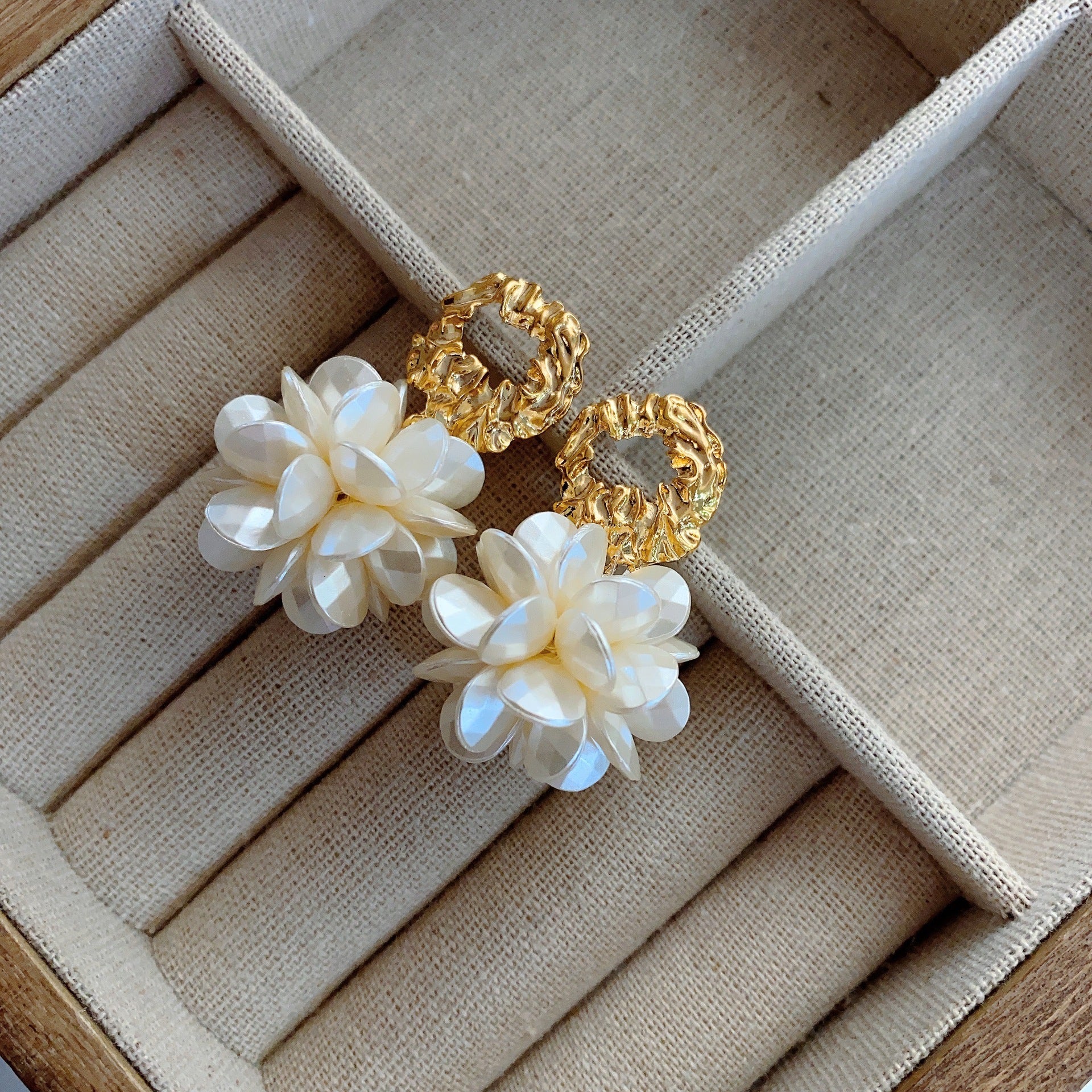 Retro temperament flower stud earrings, personalized high-end earrings, light luxury atmosphere design, niche earrings, unique earrings