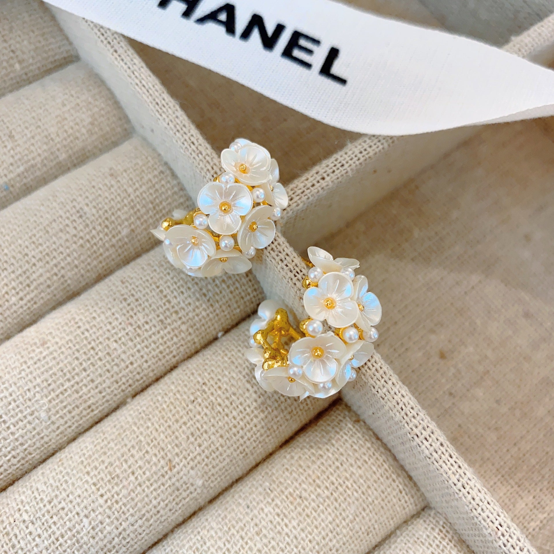 Fashion Korean version of elegant temperament niche unique design shell flower pearl earrings women's C-shaped earrings exaggerated earrings