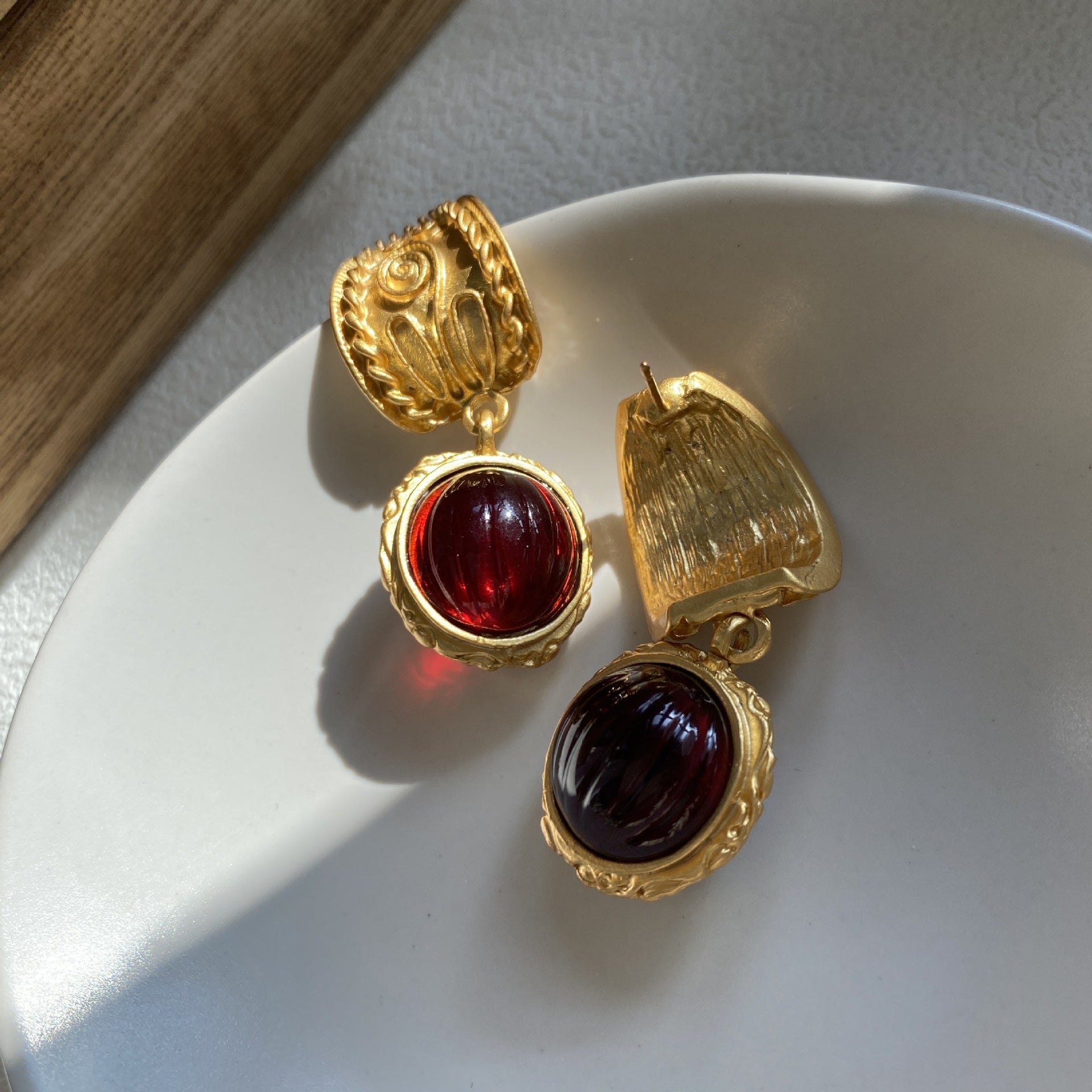 Retro earrings feminine temperament light luxury personality exaggerated court style stud earrings autumn and winter new high-end French earrings women