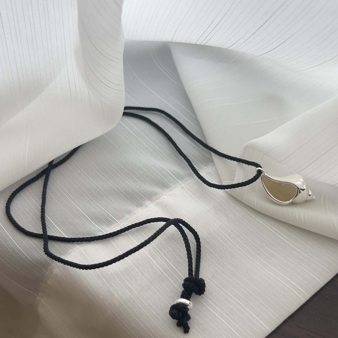 ins blogger same electroplated thick silver simple niche black rope conch shell hollow oval water drop necklace sweater