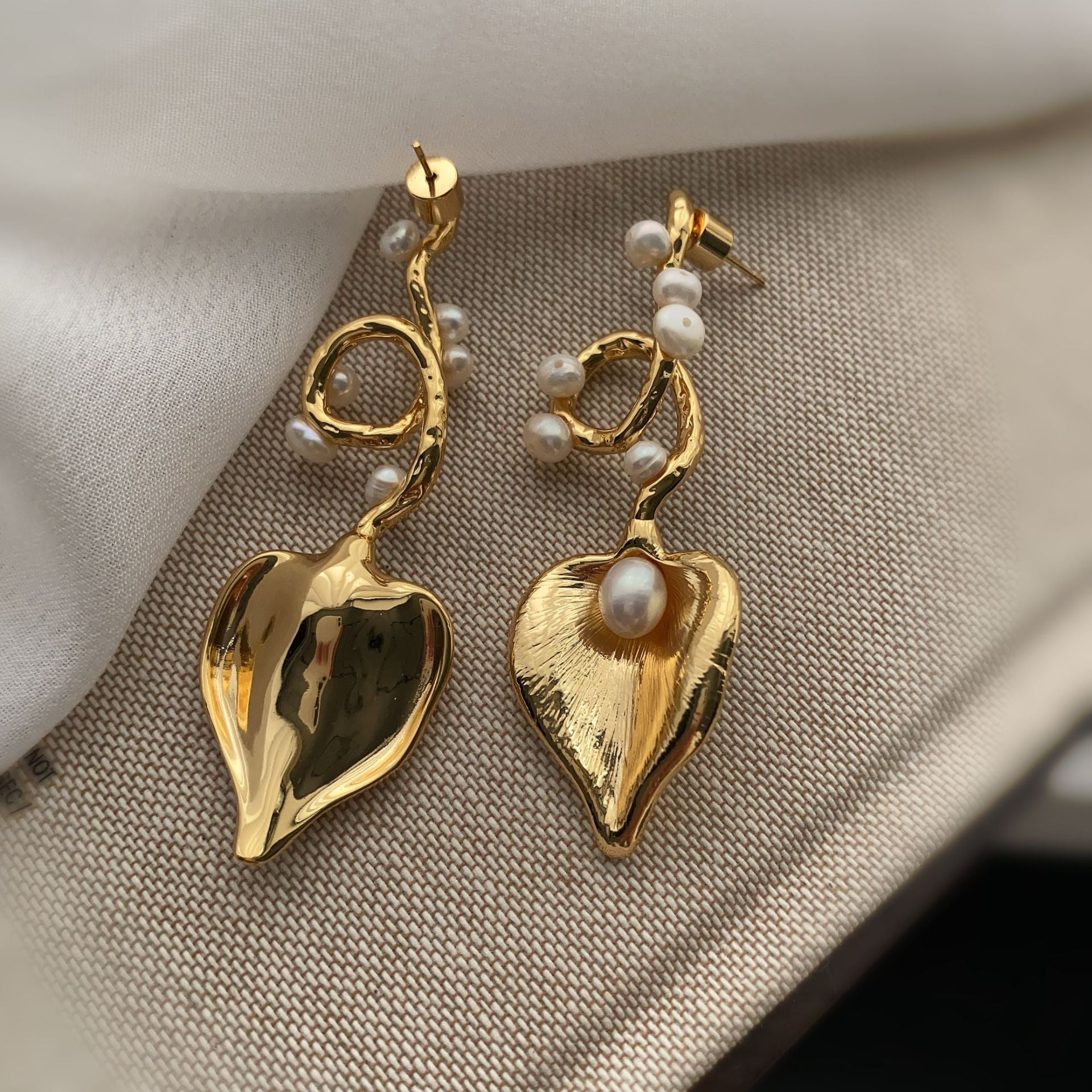 Retro gold new popular earrings natural freshwater pearls length and width design love shape personalized versatile earrings