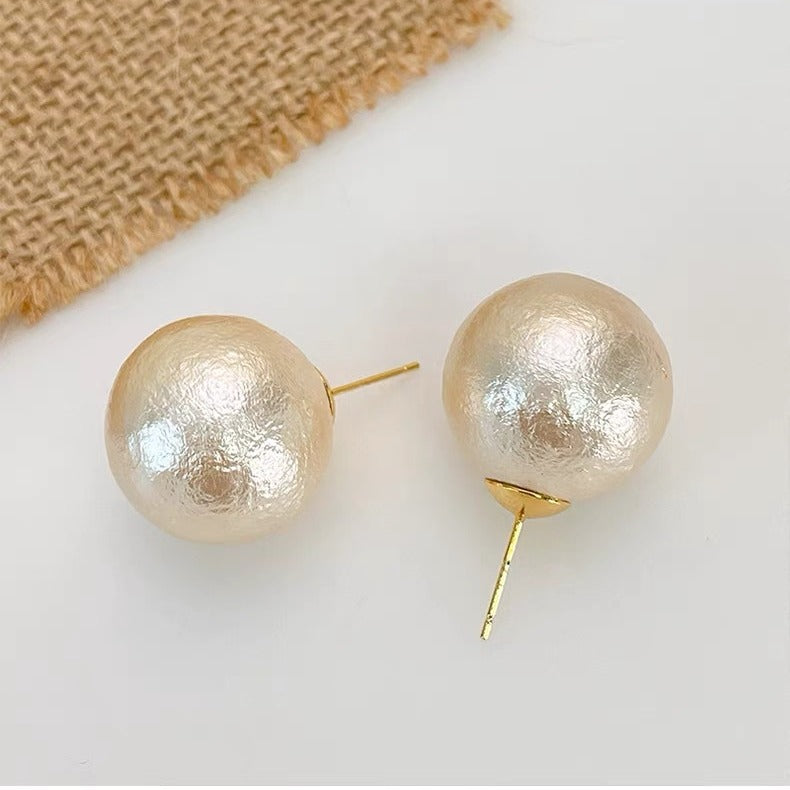 Celebrity with the same big pearl stud earrings for women's summer temperament full of French retro cotton earrings 2024 new earrings