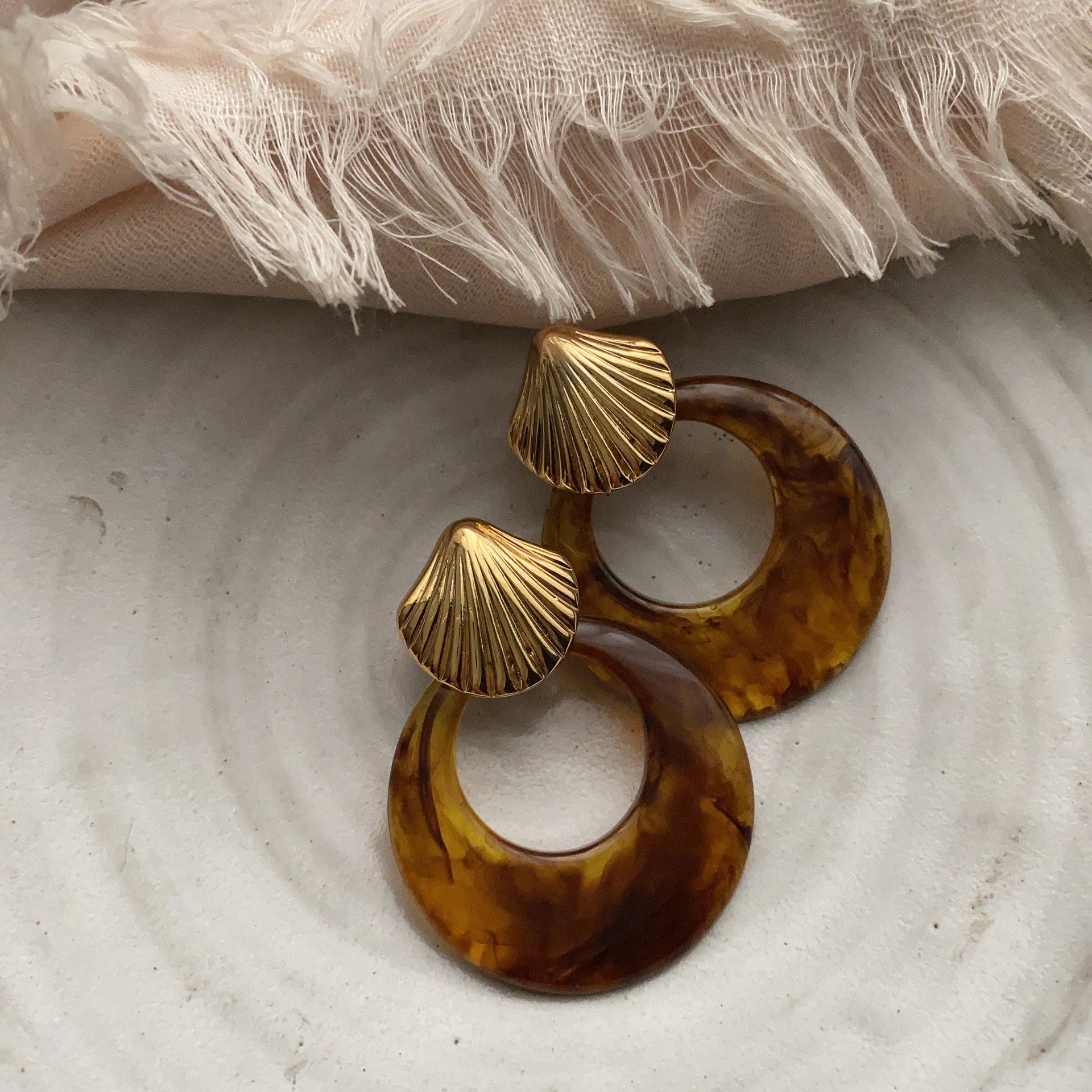 Retro style metal shell earrings, metaphysical earrings, temperament, light luxury and high-end sense, new stud earrings, autumn and winter exaggerated jewelry.