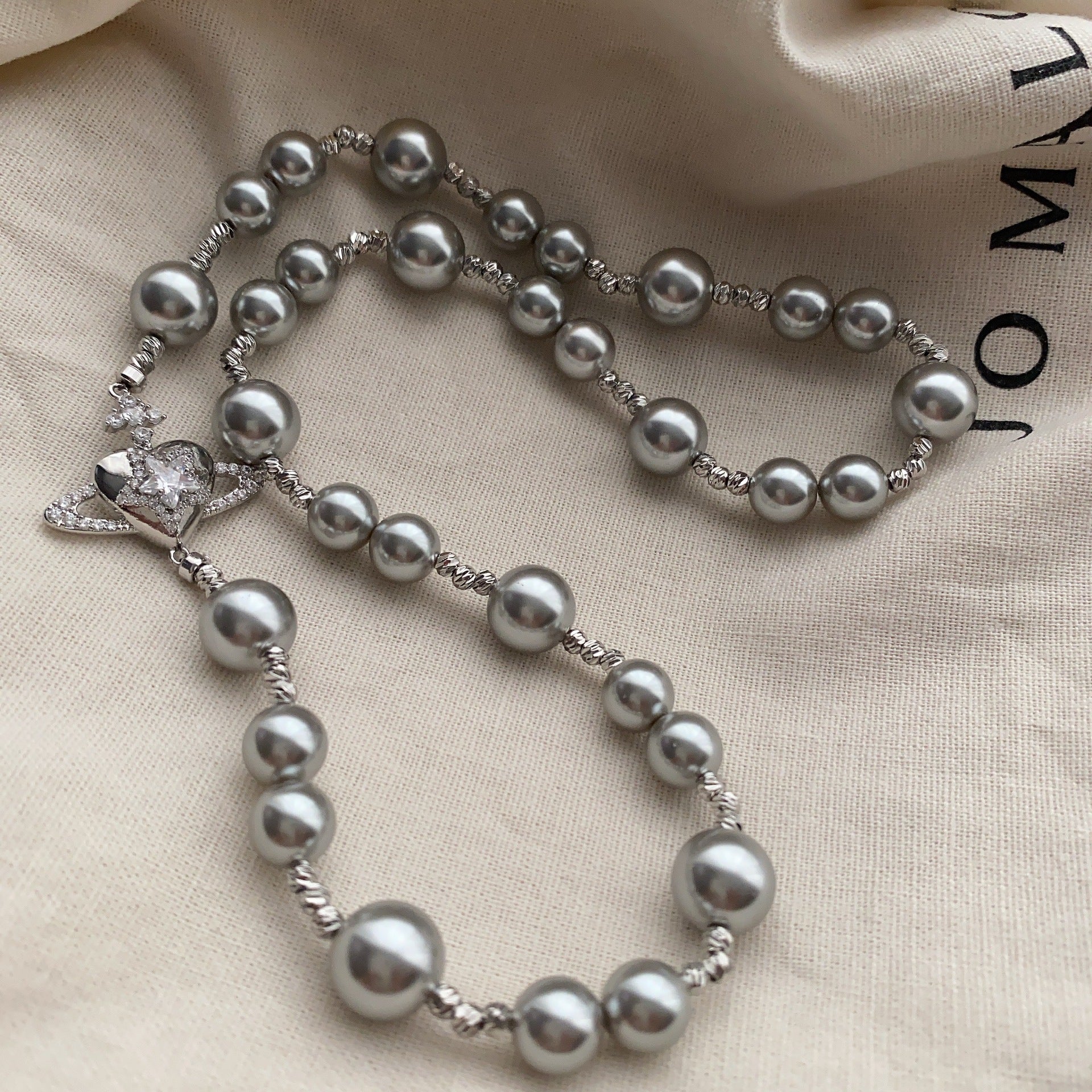 Autumn and winter new glass bead collarbone chain love design diamond-encrusted high-end exquisite necklace personalized niche versatile item decoration