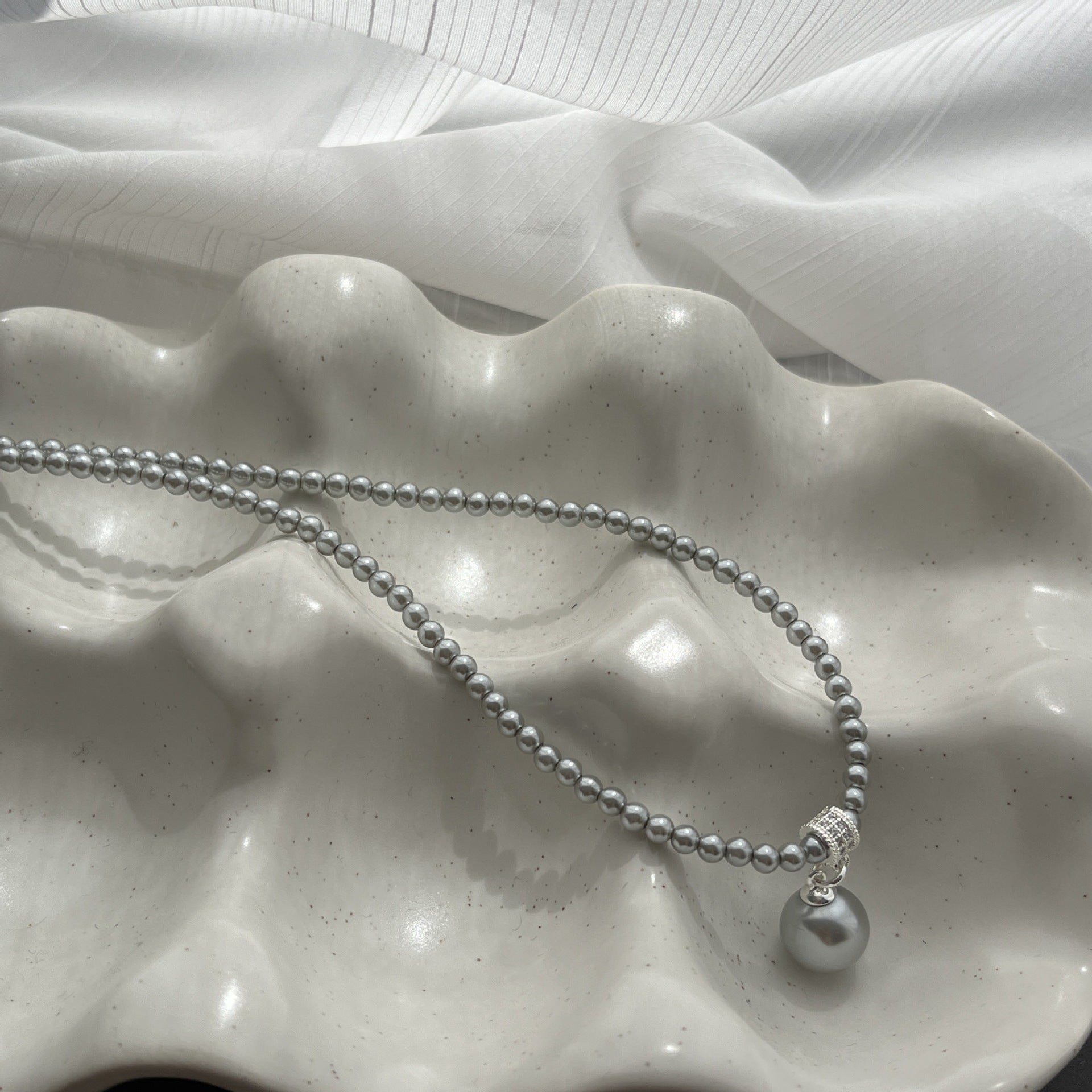 Silver gray pearl small waist necklace, high-end clavicle chain for women's 2024 new popular light luxury niche neck chain for women