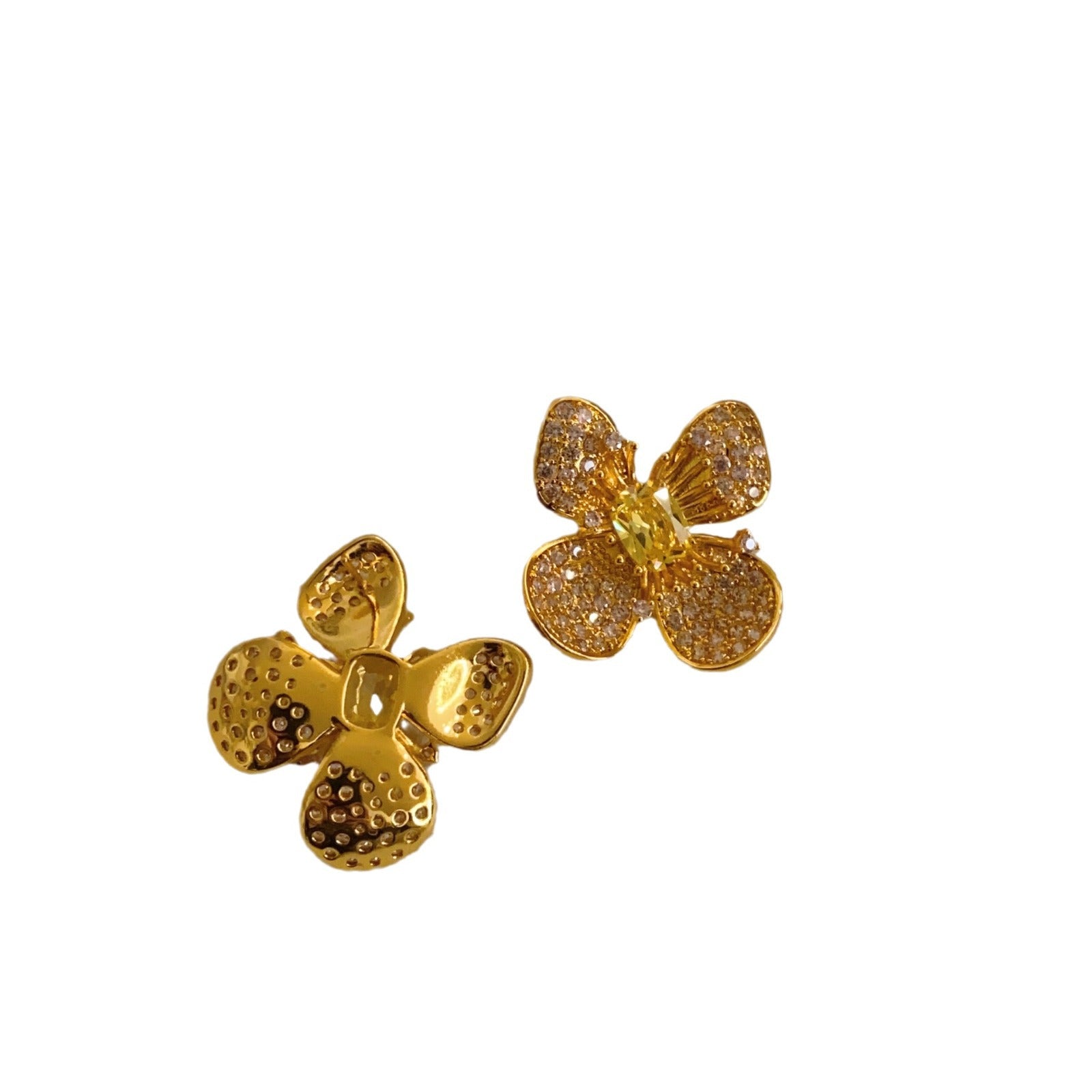 French elegant exaggerated flower earrings, exquisite light luxury earrings, heavy industry jewelry grade three-dimensional inlaid high-end stud earrings