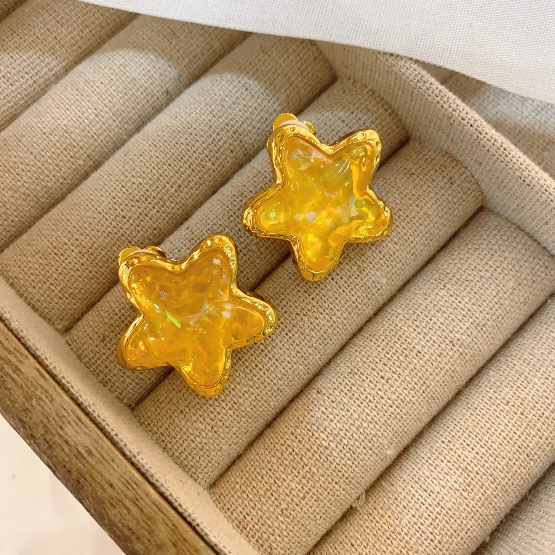 Milk yellow starfish ear clips can be worn without ear piercings. Medieval cute temperament, stars in the sea, girl earrings are versatile.