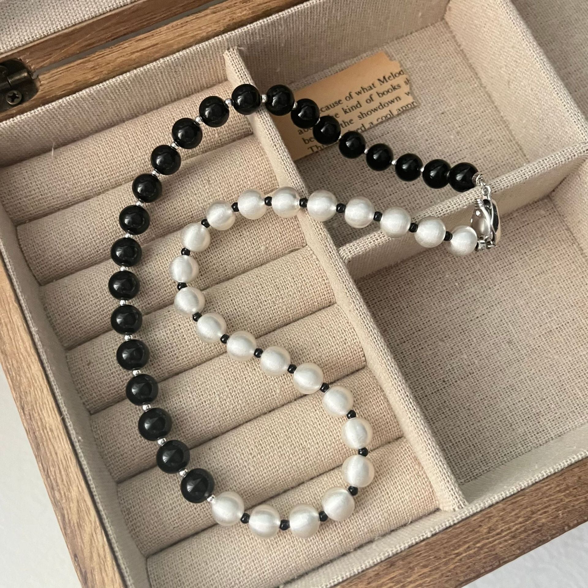 Niche unique design black and white beaded necklace metal brushed round bead double spell premium light luxury ins wind collarbone chain