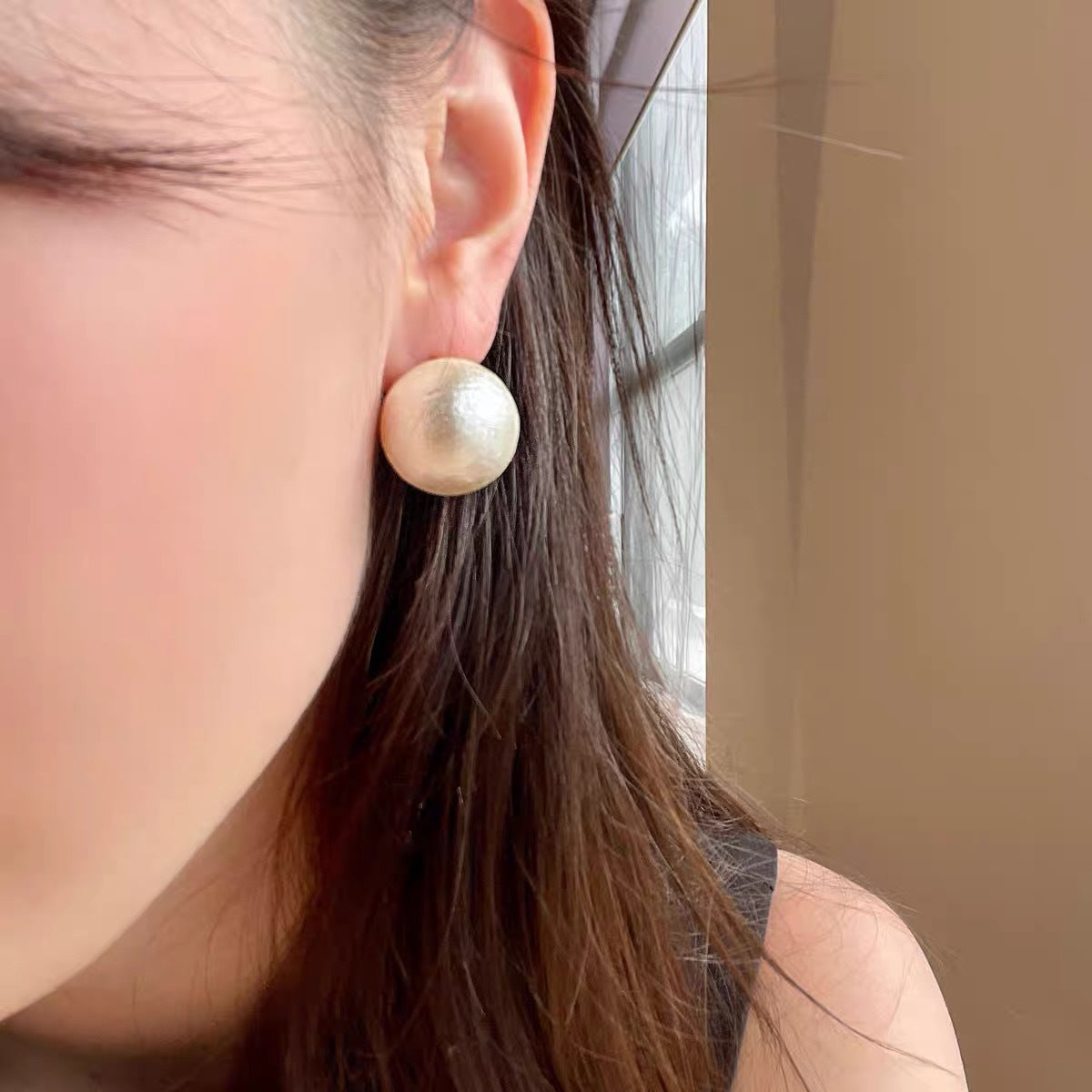 Celebrity with the same big pearl stud earrings for women's summer temperament full of French retro cotton earrings 2024 new earrings