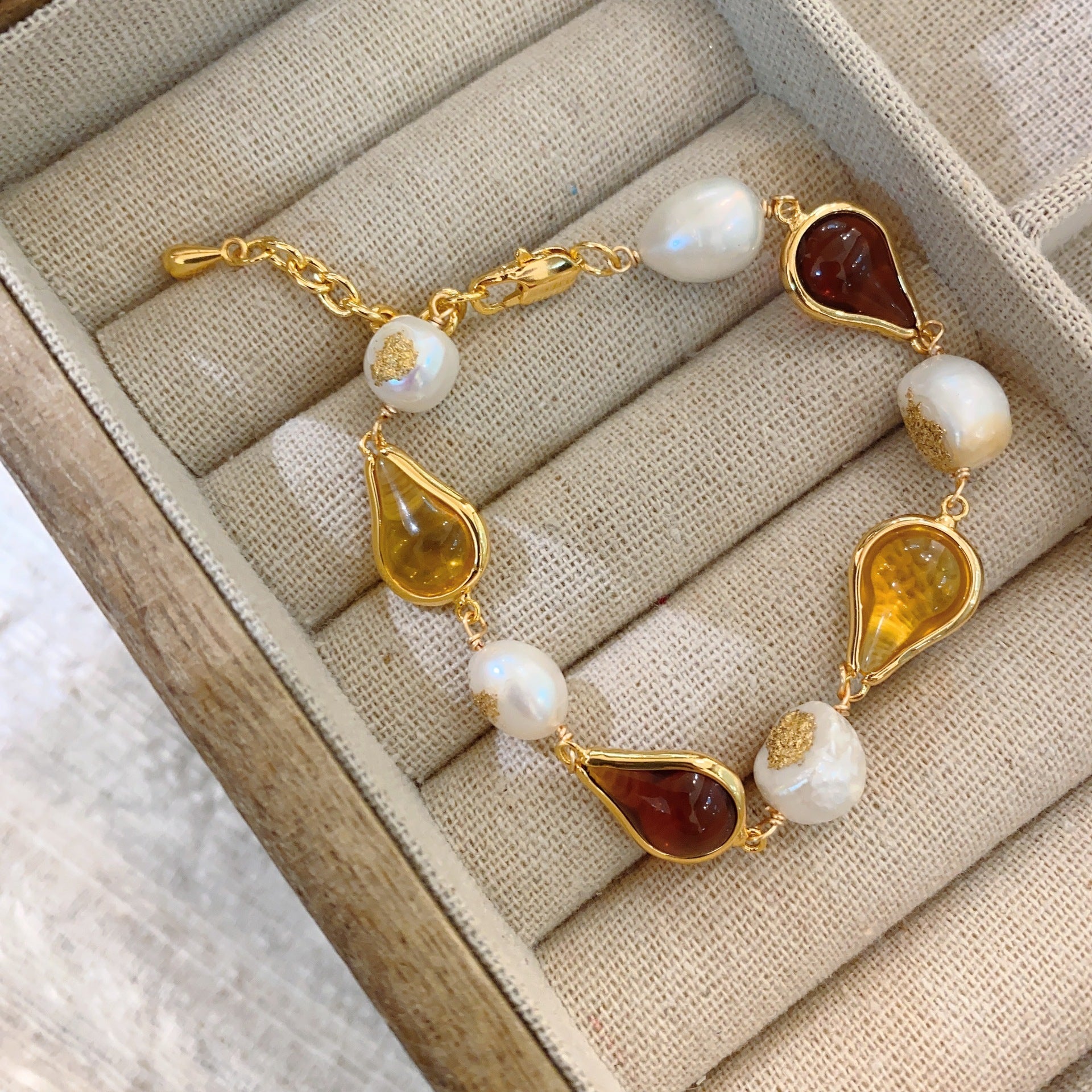 Design retro natural freshwater pearl bracelet, water drop niche jewelry, Maillard color bracelet bracelet.