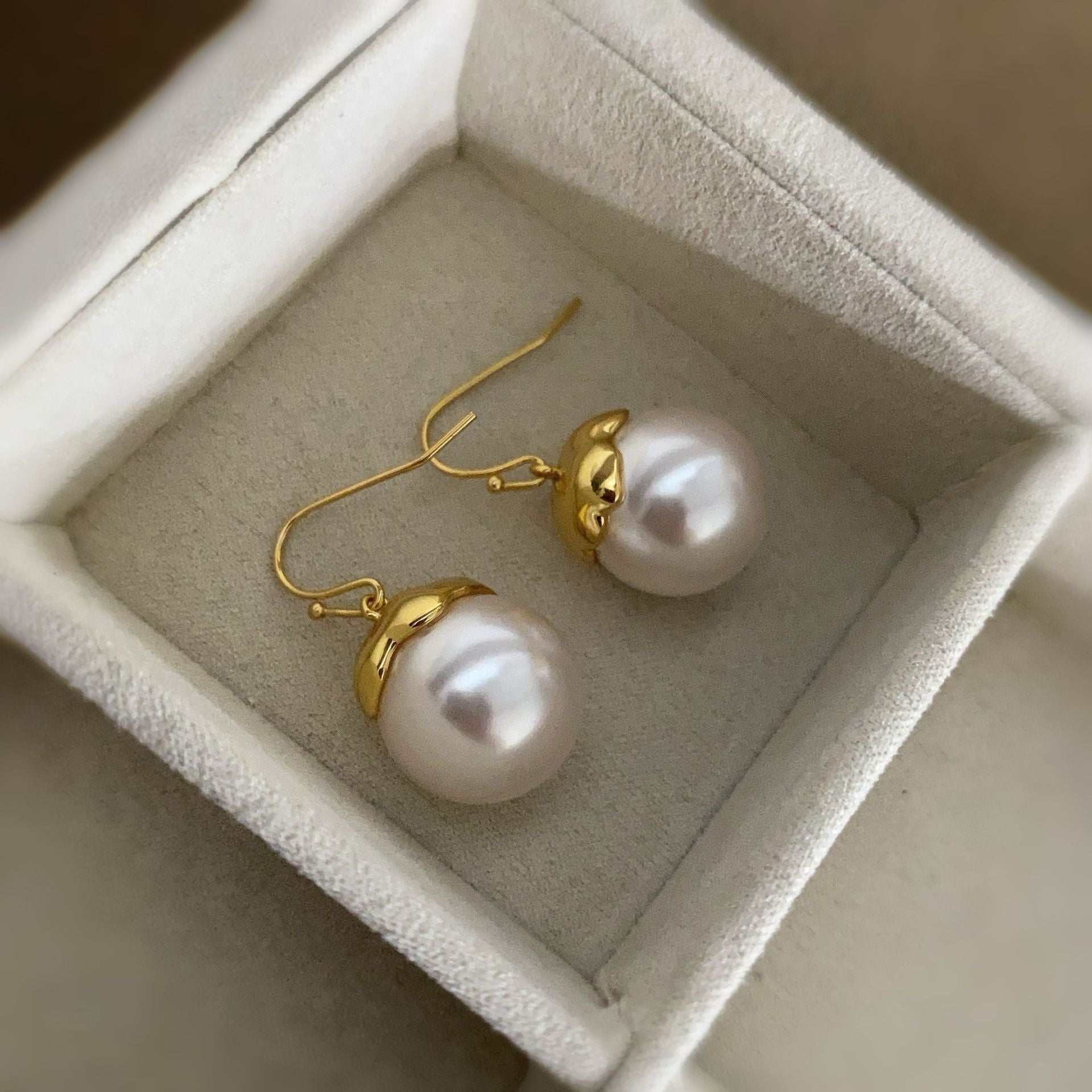 New anti-sensitive earrings design earrings, artificial pearls, simple personality, niche temperament, ear hooks, high-end versatile earrings