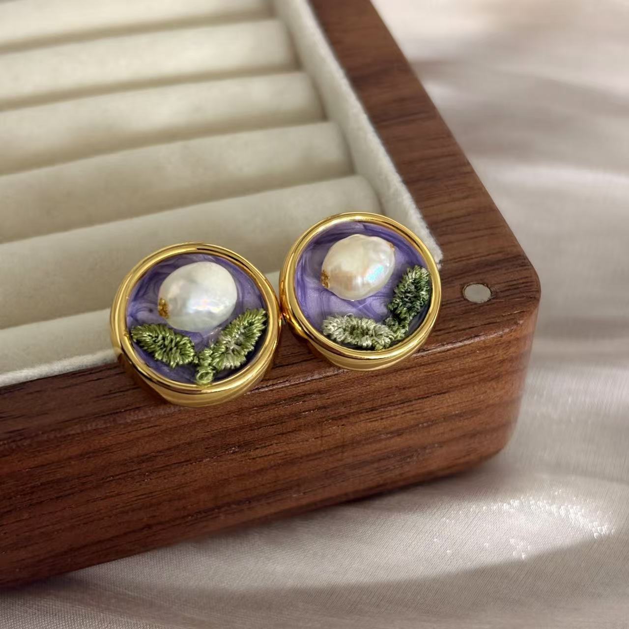 Medieval Baroque pearl earrings French oil painting frame flower stud earrings court style light luxury retro literary earrings