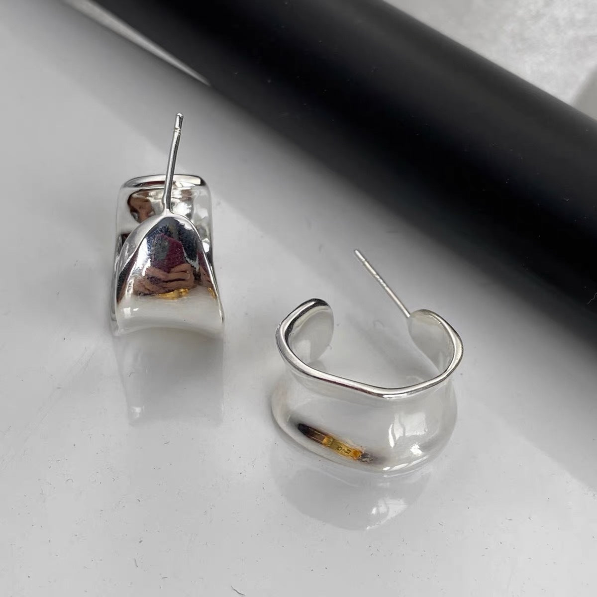 Matsumoto Enai, the same simple hammer-pattern curved earrings, irregular temperament, wide-sided smooth surface, c-shaped ring earrings, studs.