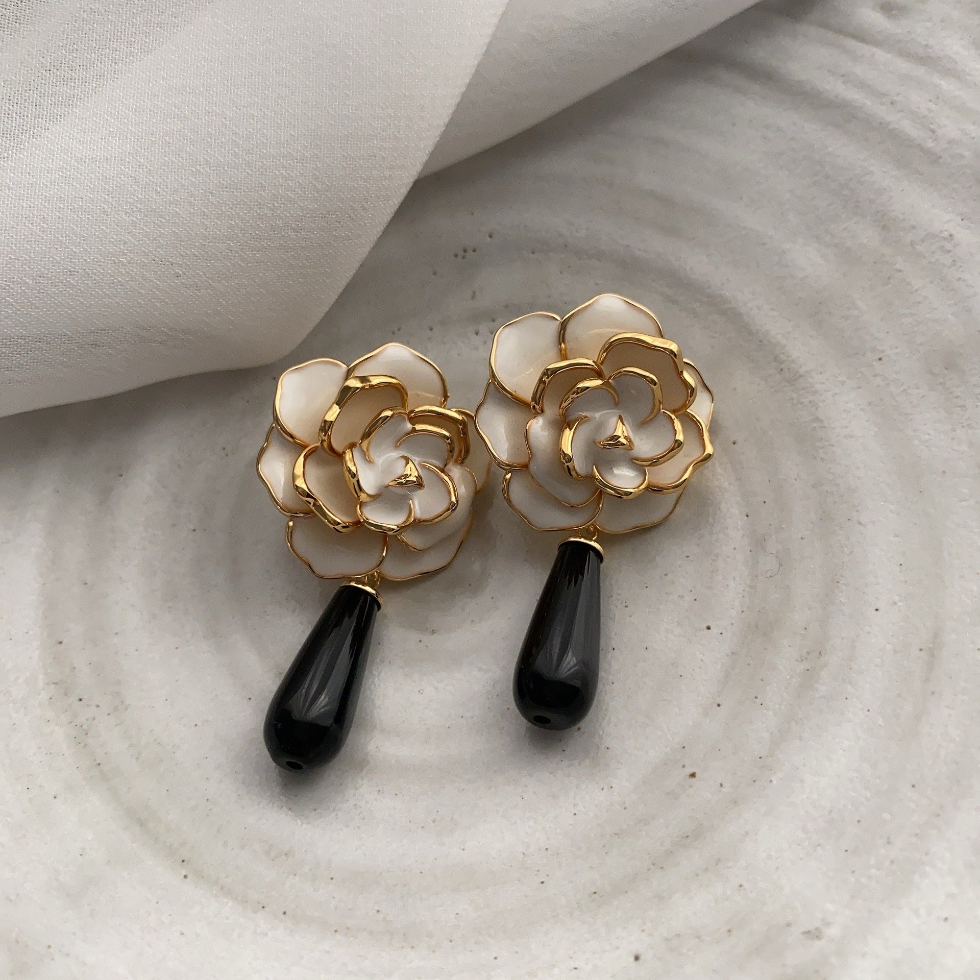 Elegant temperament Fashion dripping camellia earrings French versatile retro autumn and winter literary explosion high-end earrings