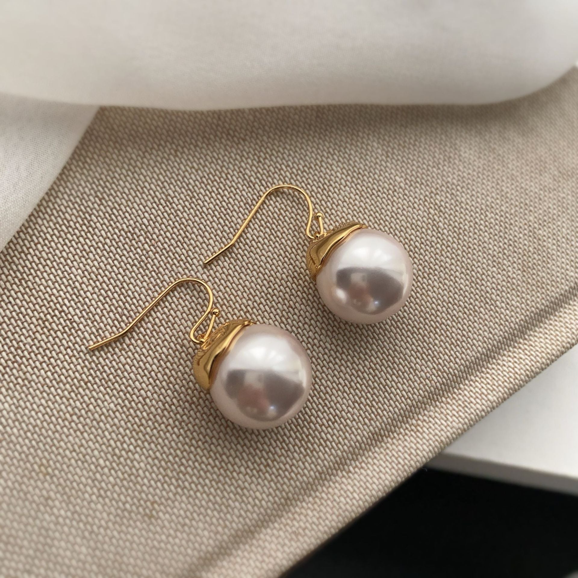 New anti-sensitive earrings design earrings, artificial pearls, simple personality, niche temperament, ear hooks, high-end versatile earrings