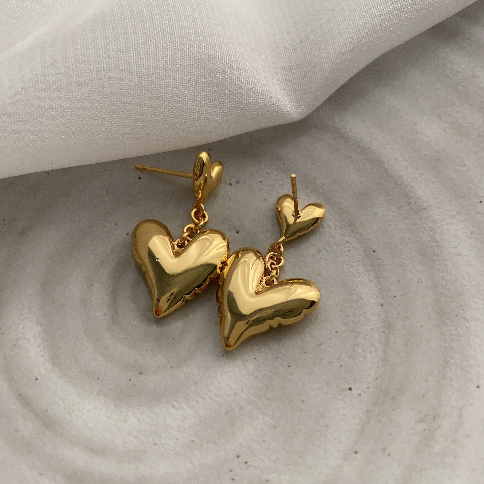 New high-end exquisite love three-dimensional gold-plated stud earrings sweetheart retro light luxury fashionable peach heart temperament versatile earrings