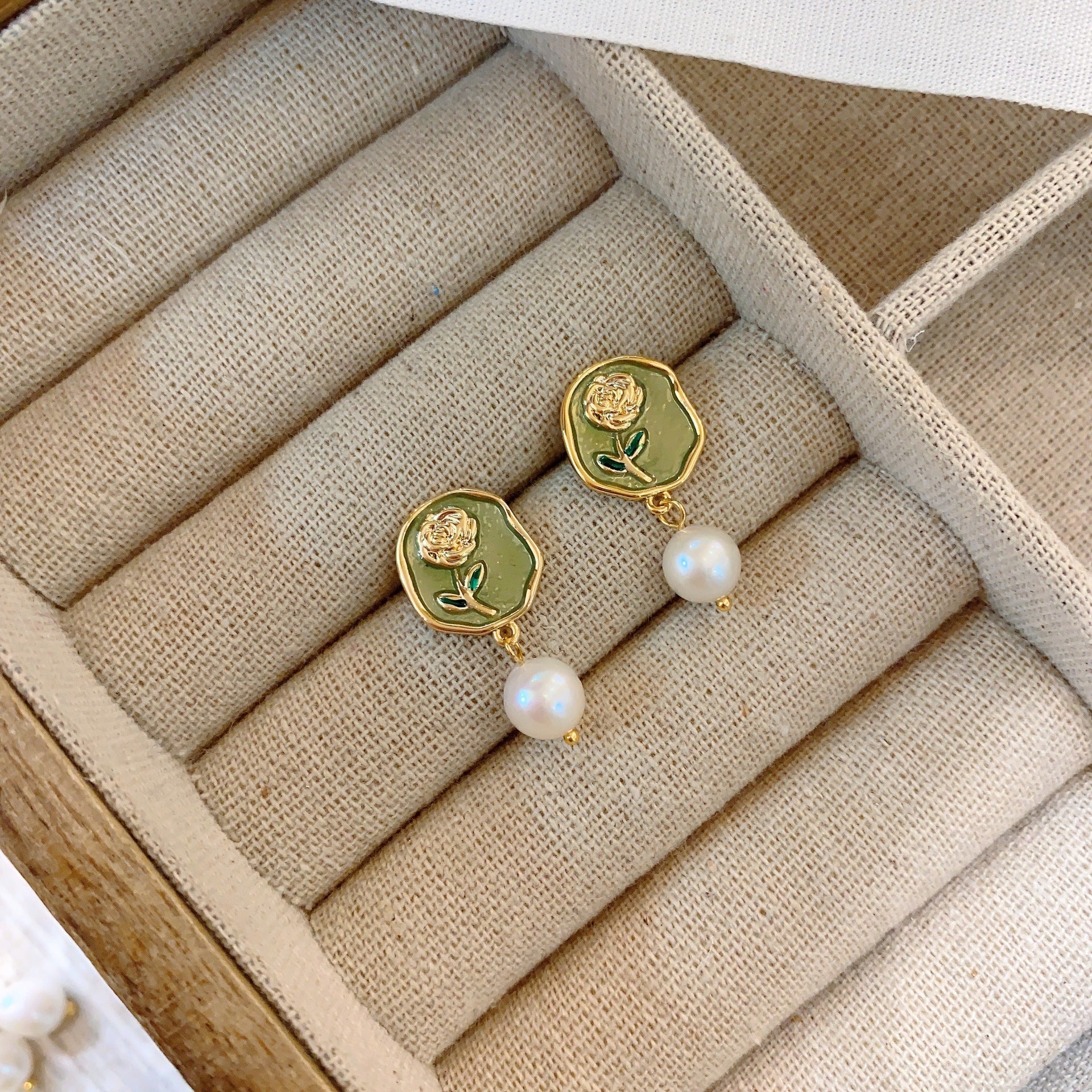 Medieval Baroque pearl earrings French oil painting frame flower stud earrings court style light luxury retro literary earrings