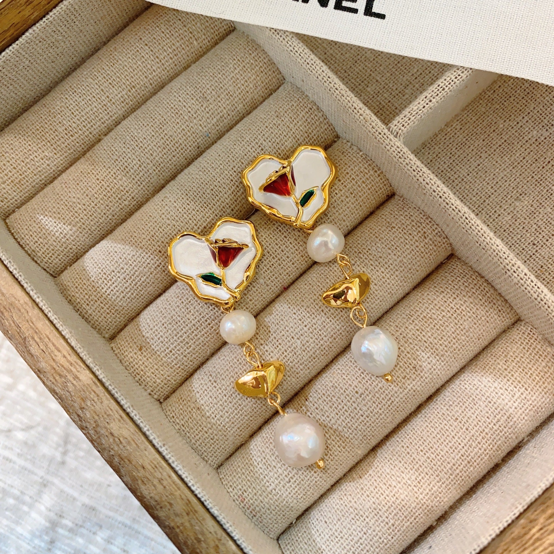 Medieval Baroque pearl earrings French oil painting frame flower stud earrings court style light luxury retro literary earrings