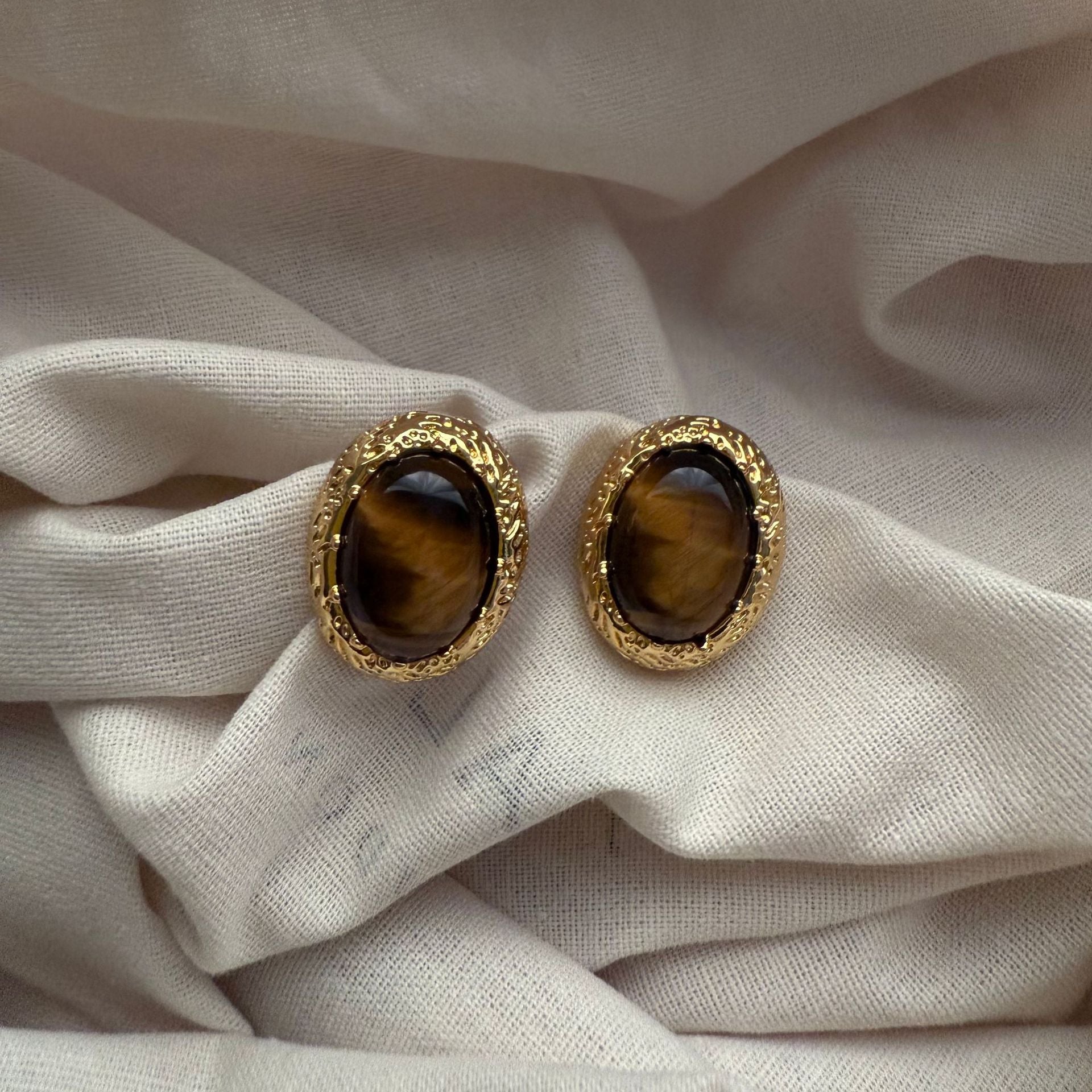 Unique oval tiger's eye stone stud earrings French retro fashion versatile earrings light luxury niche design high-end stud earrings