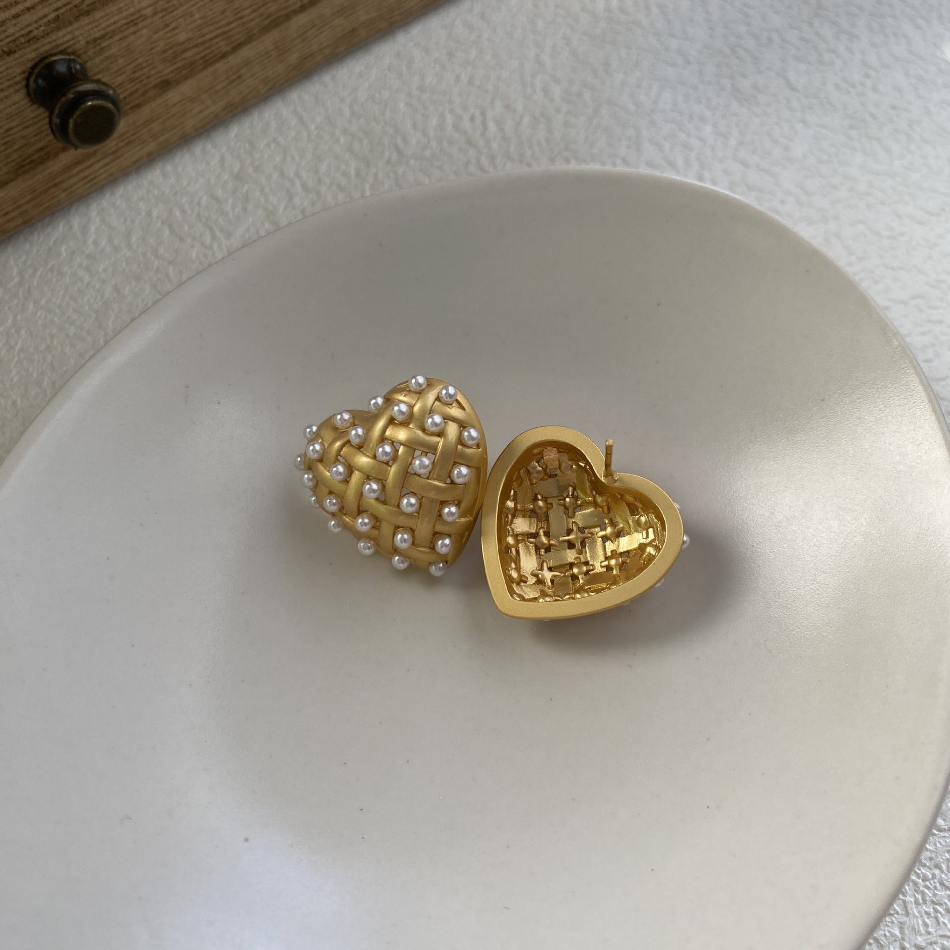 European and American French Xiaoxiangfeng heart-shaped earrings, retro high-end sense, light luxury, exquisite earrings, pearl small love explosion ears