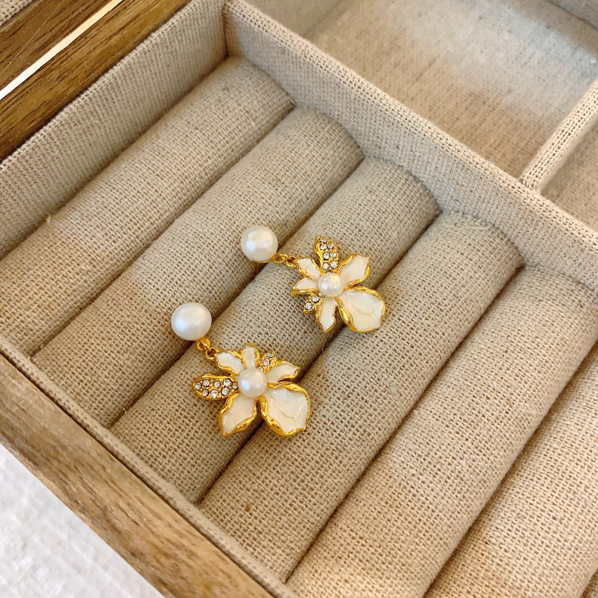 Medieval Baroque pearl earrings French oil painting frame flower stud earrings court style light luxury retro literary earrings