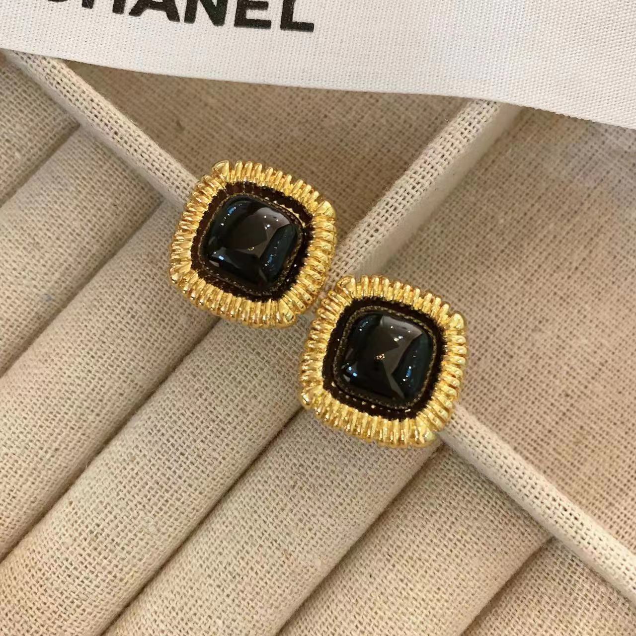 French medieval black square haute couture stud earrings niche design retro spring gold silk edge simple fashion earrings