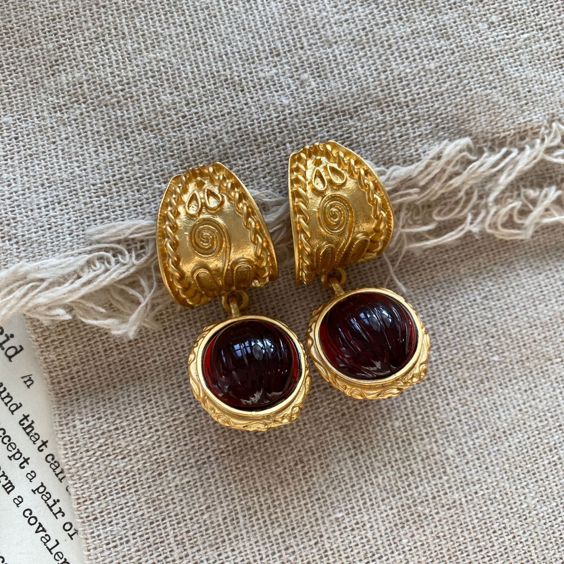 Retro earrings feminine temperament light luxury personality exaggerated court style stud earrings autumn and winter new high-end French earrings women